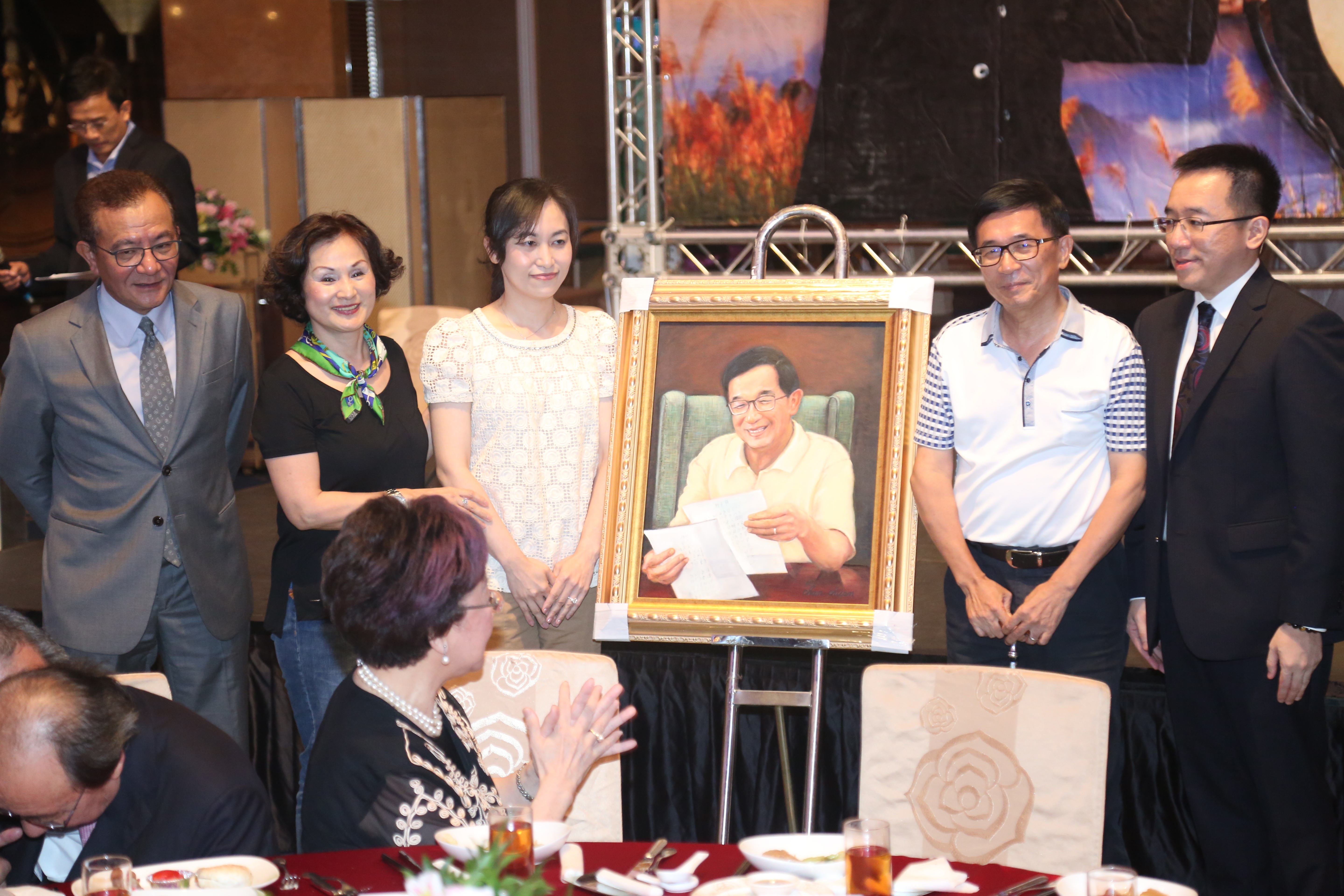 前總統陳水扁擔任總統8年，家族至少匯款海外12億元，險害台灣被國際洗錢組織除名。