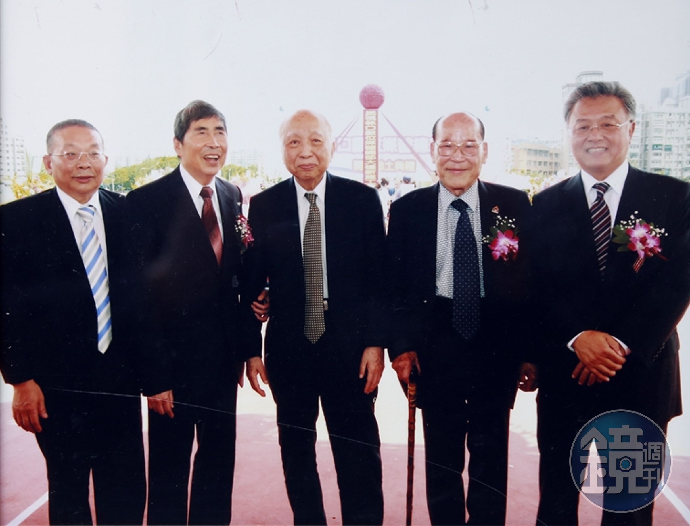 蔡同榮（左二）在世時曾跟林崑海說，穎川建忠（左三）等大股東幫民視很多忙。（穎川建忠提供）