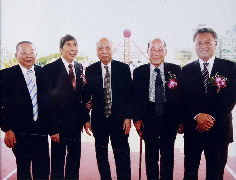 蔡同榮（左二）在世時曾跟林崑海說，穎川建忠（左三）等大股東幫民視很多忙。（穎川建忠提供）