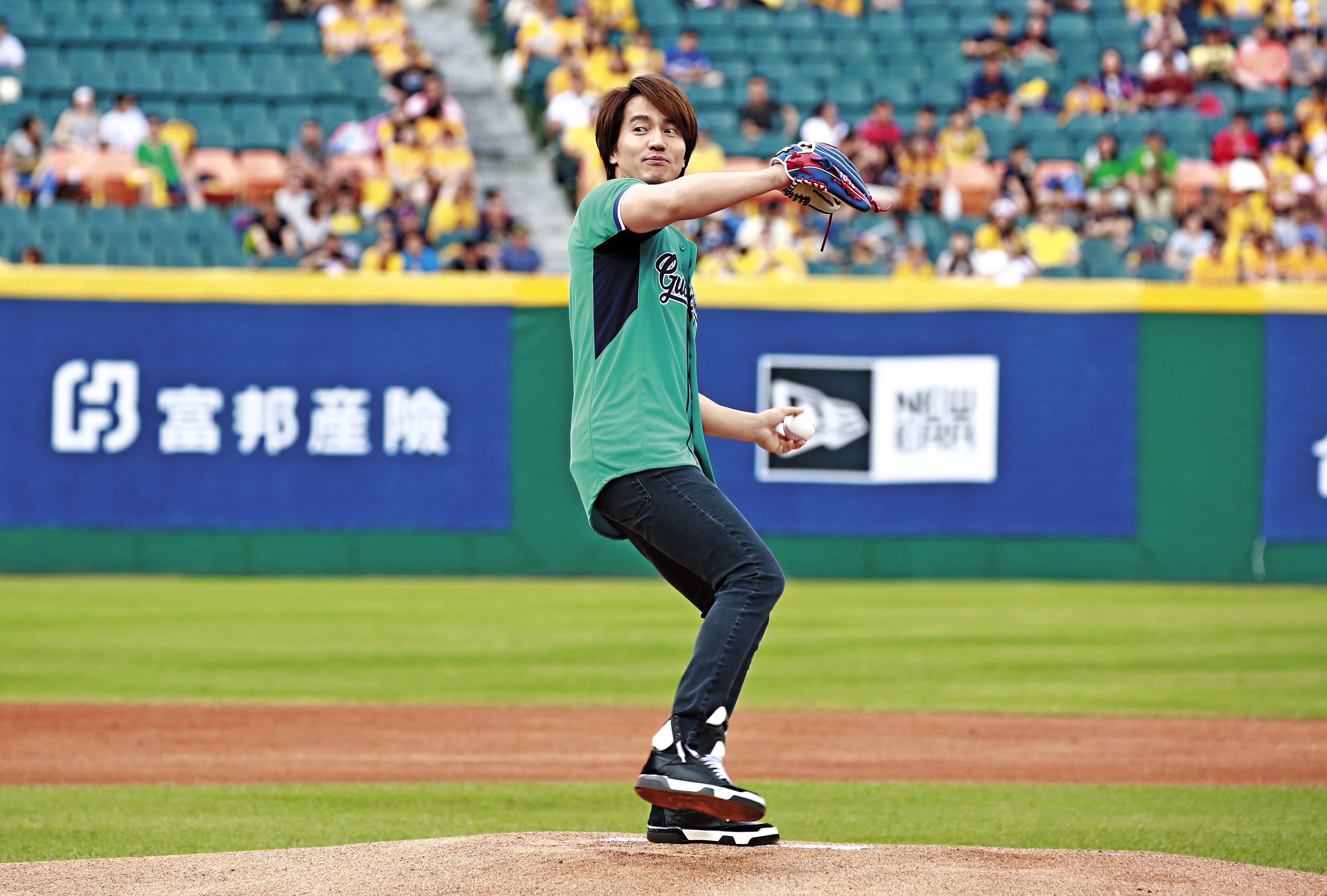 言承旭近來已經很少公開亮相，而且平時行蹤神祕。他上個月中現身為富邦悍將開球，對於是否跟林志玲復合，回應：「要看她」埋下舊情復燃伏筆。