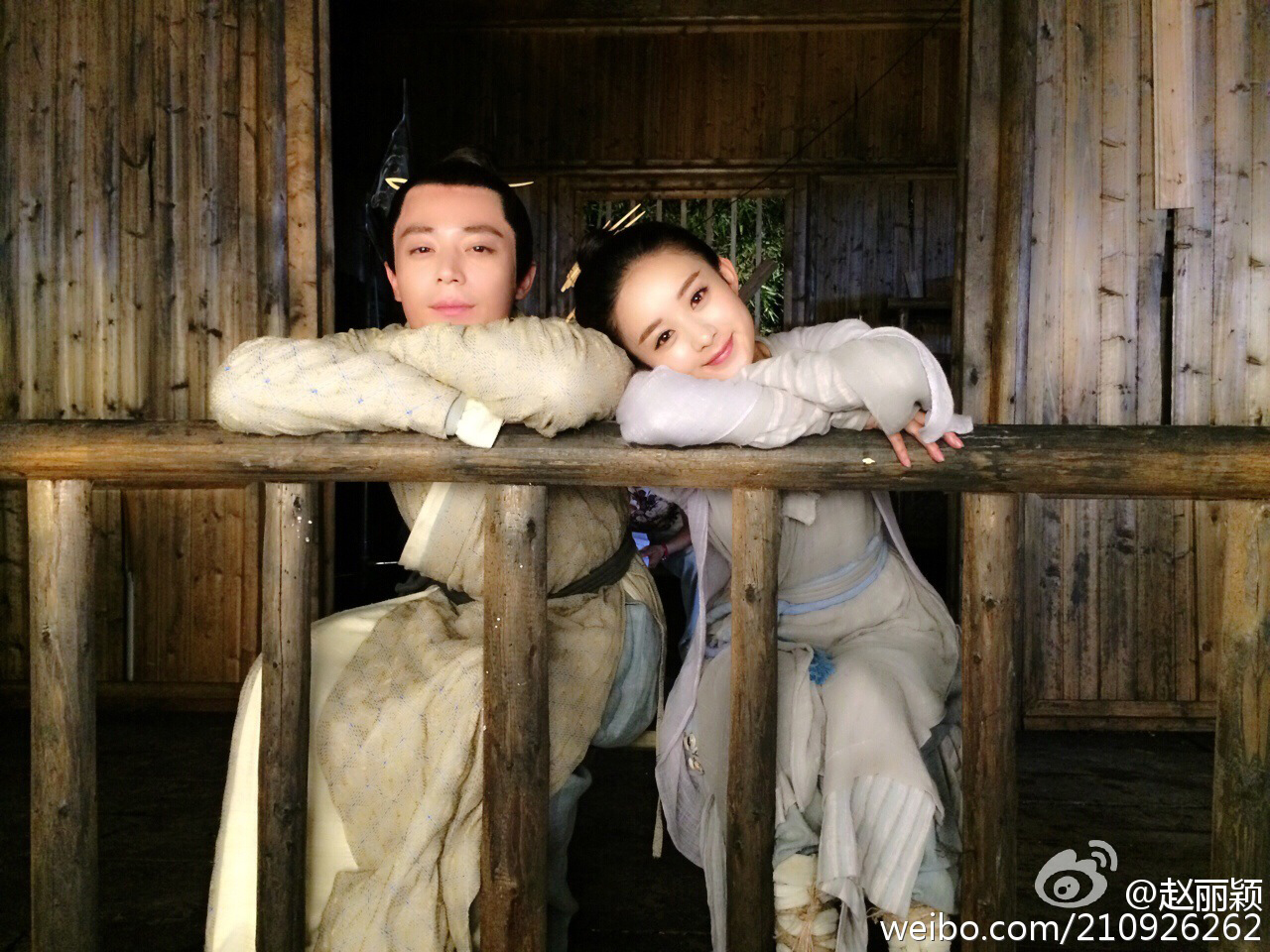 趙麗穎是當今中國火紅花旦,29歲的她從街頭打工、跑龍套女演員,到破兩百億點擊率的戲劇小天后,是對岸女演員力爭上游的勵志故事。左為霍建華。(翻攝自趙麗穎微博 )