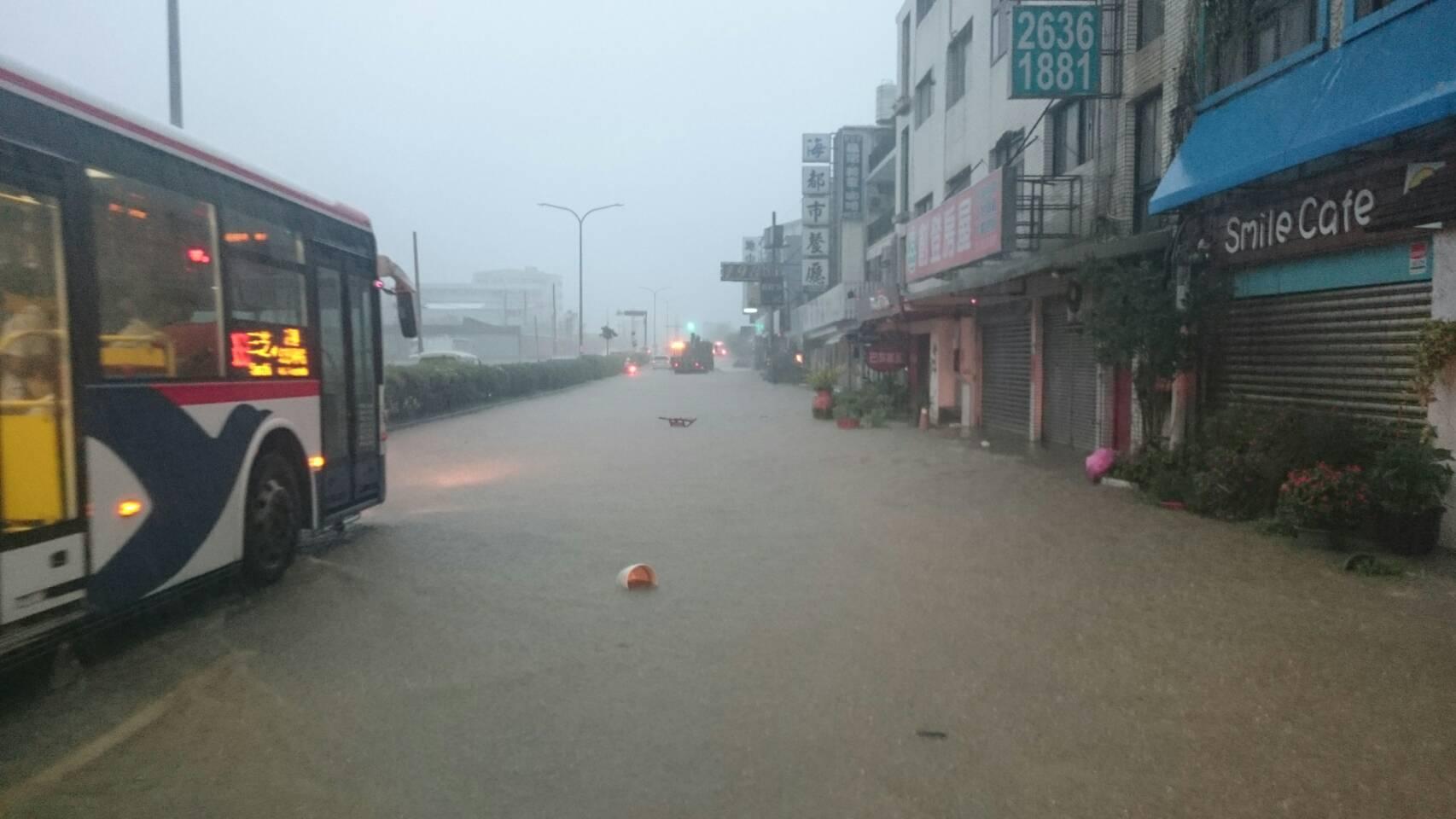 一次的梅雨就癱瘓整個北海岸,也讓朱立倫一直引以為傲的疏洪措施破功。