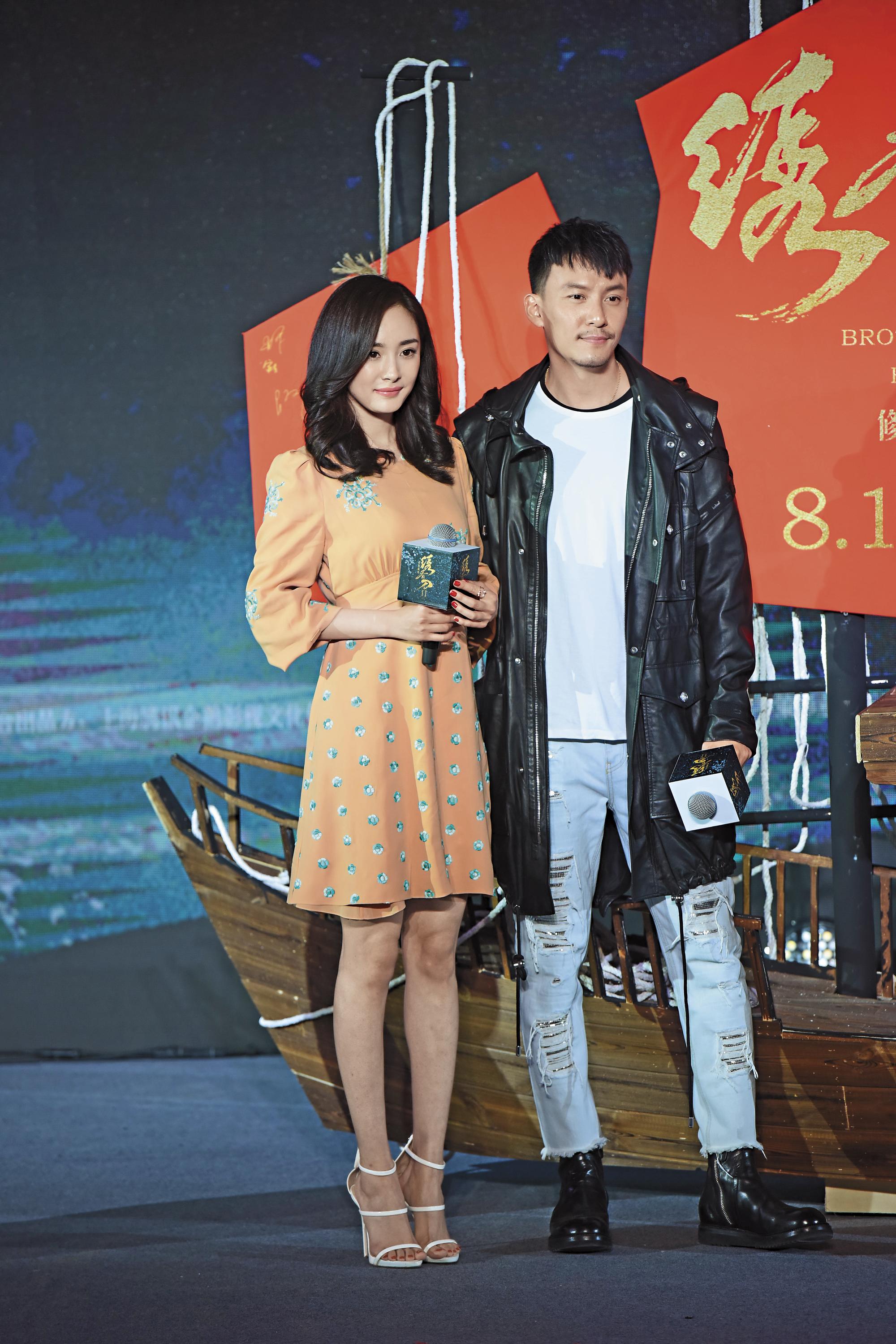 最近趙麗穎的另部作品《知否?知否?應是綠肥紅瘦》傳出也是跟台灣「中生代」的張震合作。圖為張震(右)出席電影《繡春刀2》在北京的記者會,左為女主角楊冪。(東方IC)