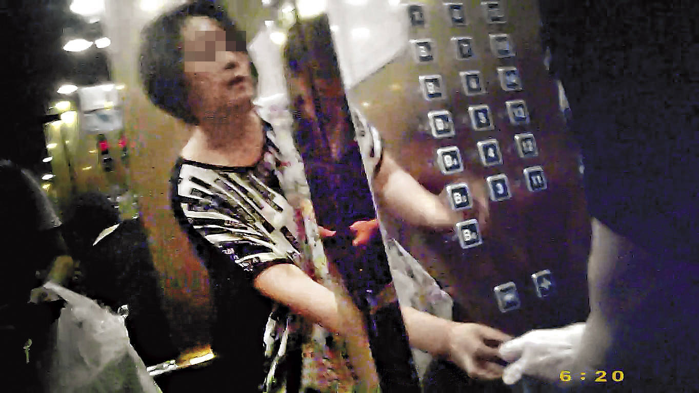 業者示範門禁卡的使用方法，不靠民眾檢舉，很難抓到日租套房。