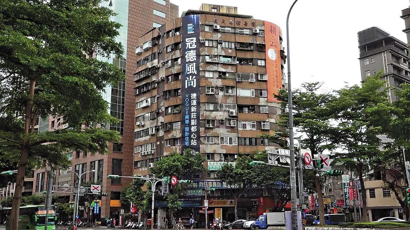 台北許多日租套房藏匿在混合公寓中，因有社區警衛，稽查不易。