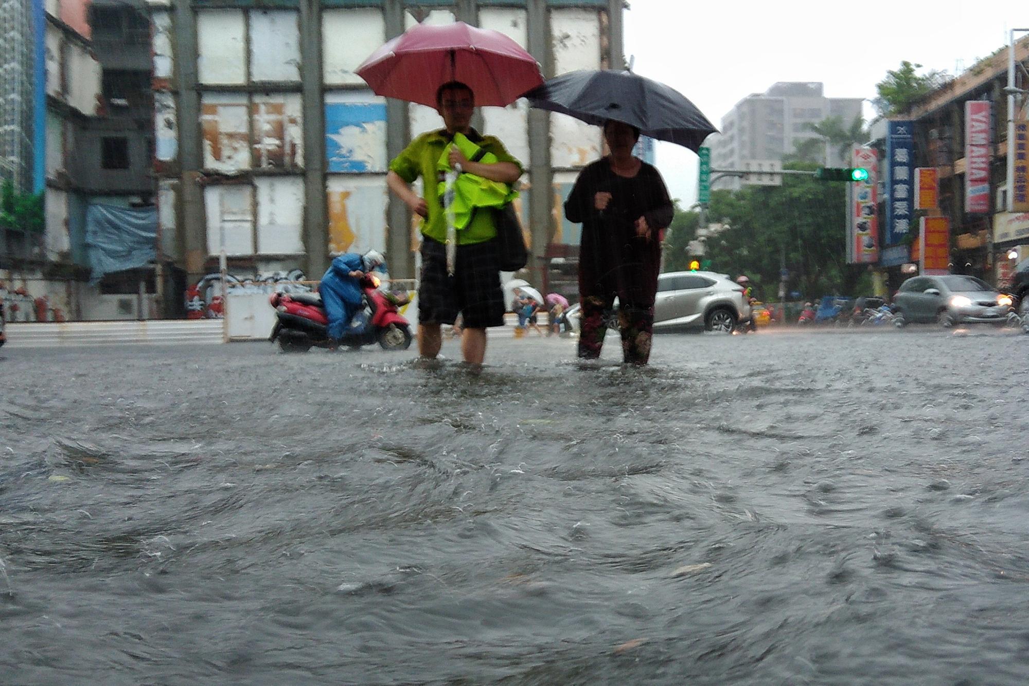 連日豪雨讓台北市、新北市處處汪洋，水利局難辭其咎。