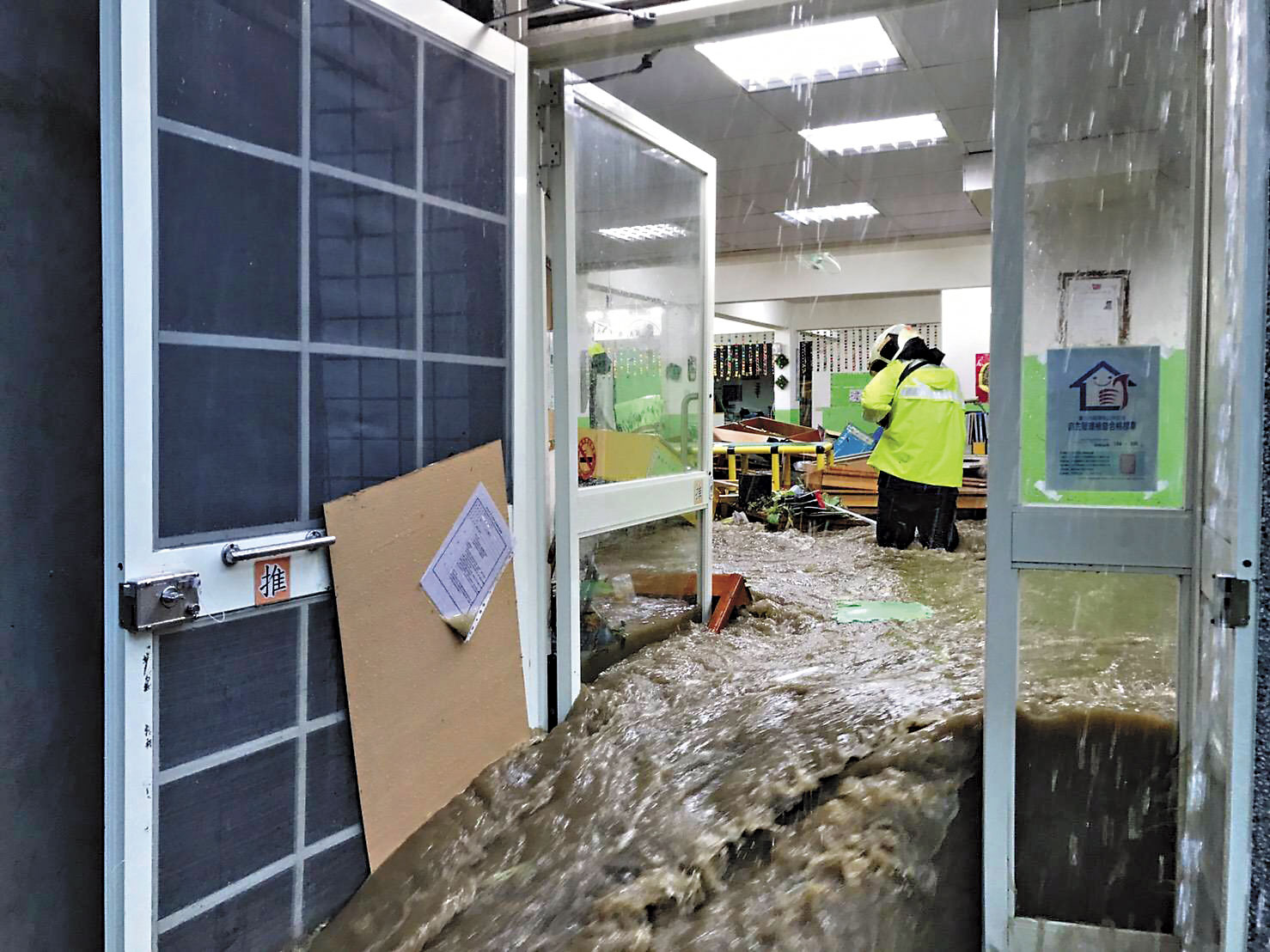 超強梅雨帶來大量洪水，台北市的柏齡幼兒園水淹至膝蓋，園方只能緊急疏散師生。（民眾提供）