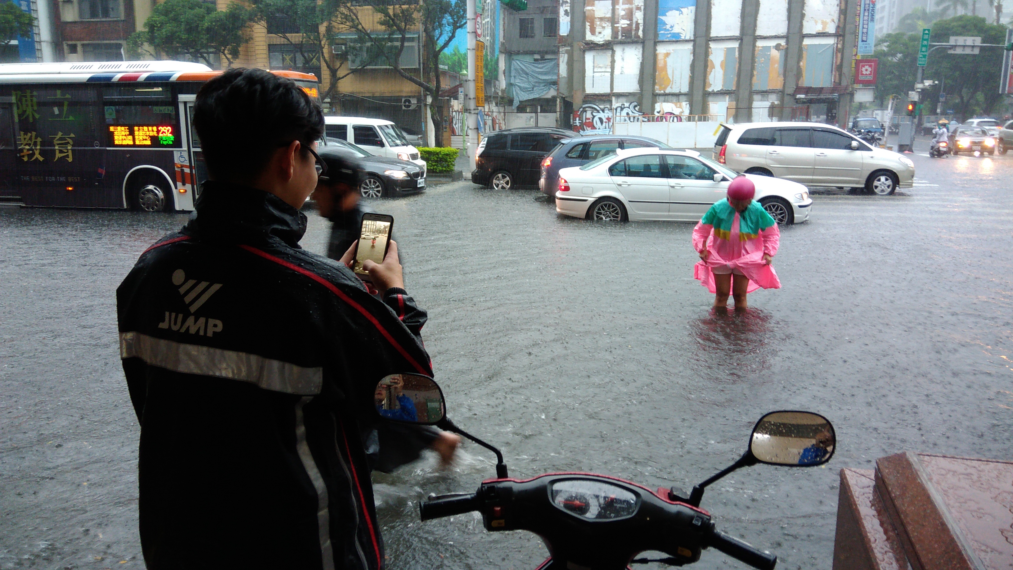 6月2日這場豪雨不比前年蘇迪勒中颱時的降雨,卻對北海岸造成更慘烈的影響,要說全是天災,恐怕說不過去。