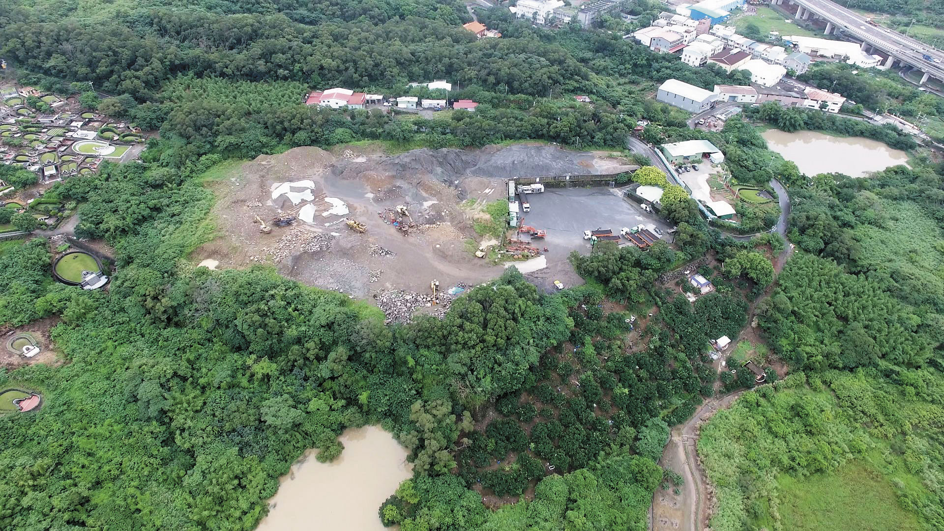 本刊以空拍機直擊八里觀音山的廢土業者在山頭闢建廢土場,嚴重影響水土保持。