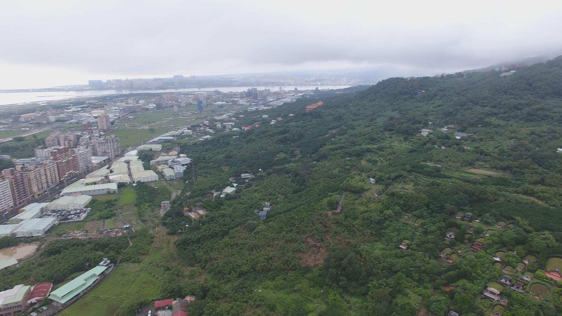 違章鐵皮業者相中八里觀音山，以優渥租金與多位地主交涉，大肆興建違章鐵皮，每月獲利數百萬元。