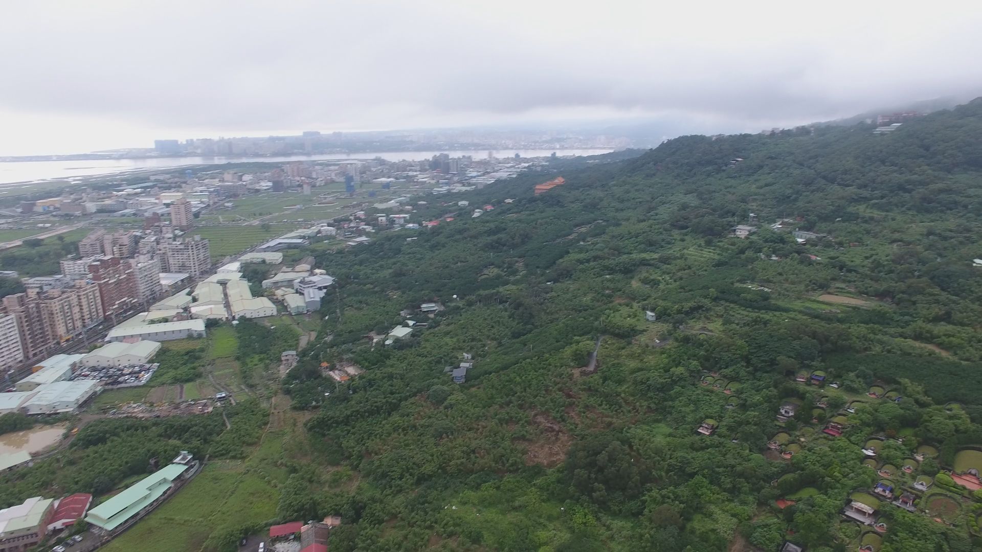 違章鐵皮業者相中八里觀音山，以優渥租金與多位地主交涉，大肆興建違章鐵皮，每月獲利數百萬元。