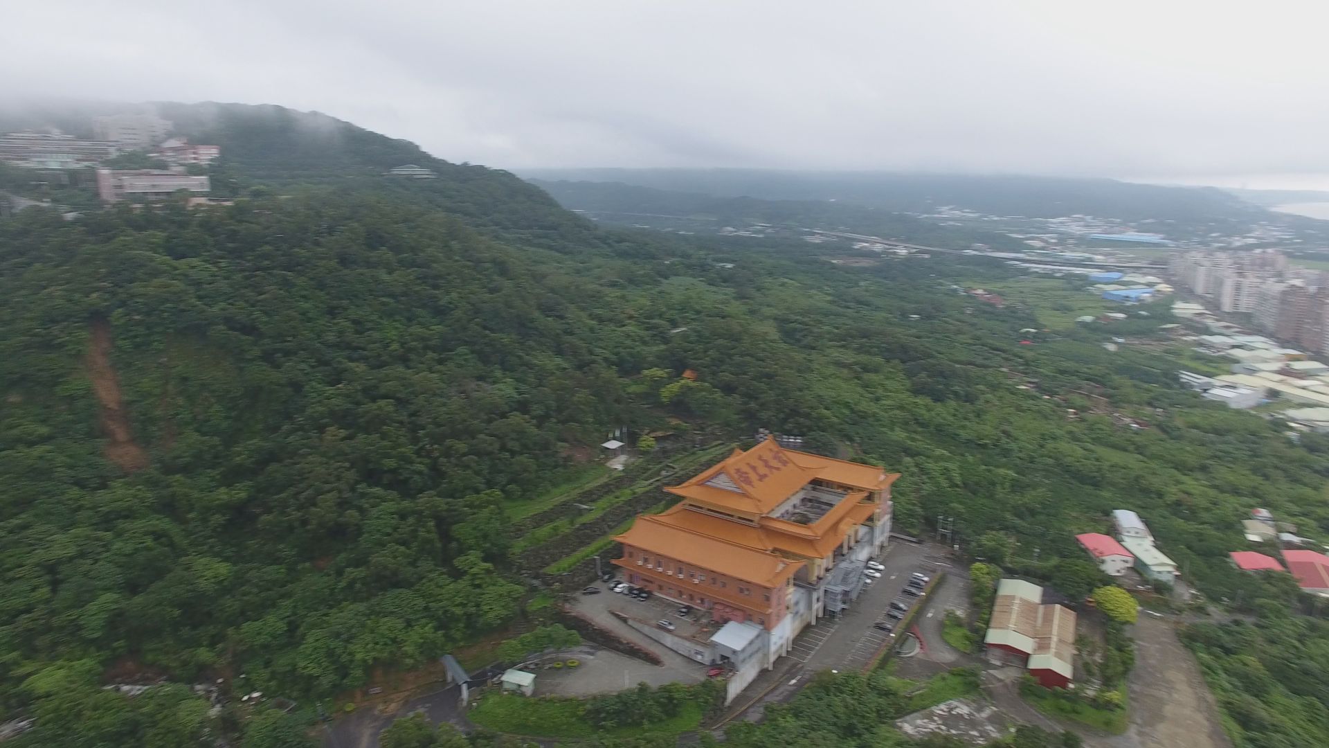 大雨造成觀音山左方山頭崩落,大批土石沖刷到河流下游,也造成八里嚴重淹水。