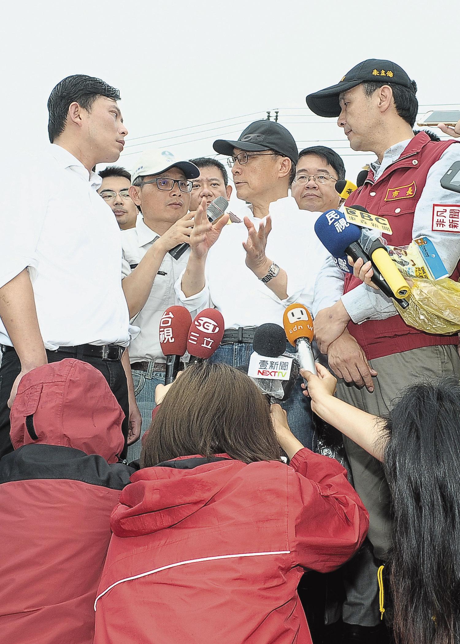 行政院長林全與新北市長朱立倫視察員潭溪堤防工程勘災。（行政院提供）