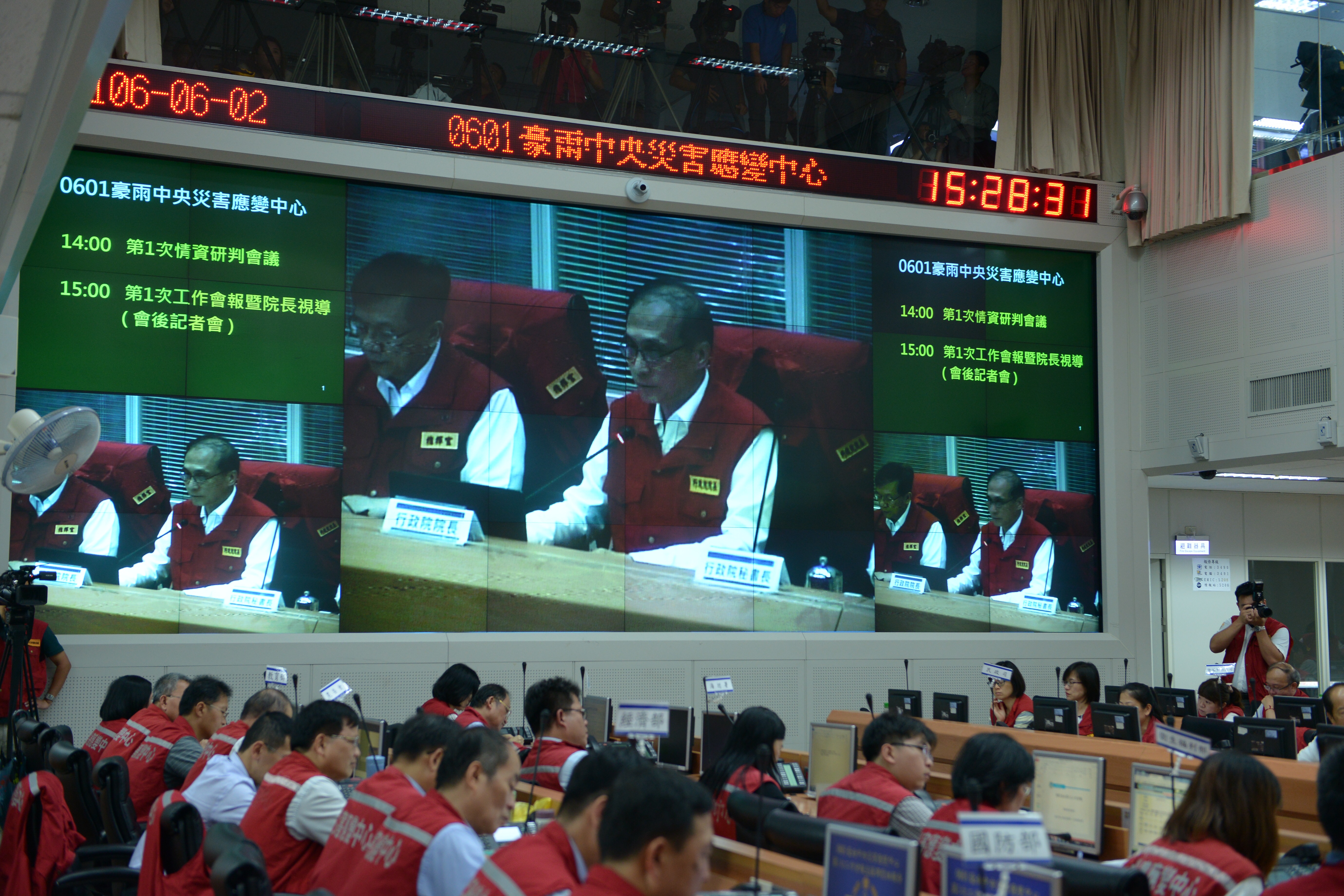 豪雨襲台，行政院長林全坐鎮災害應變中心指揮調度，而實際外出勘災，表現仍有進步空間。