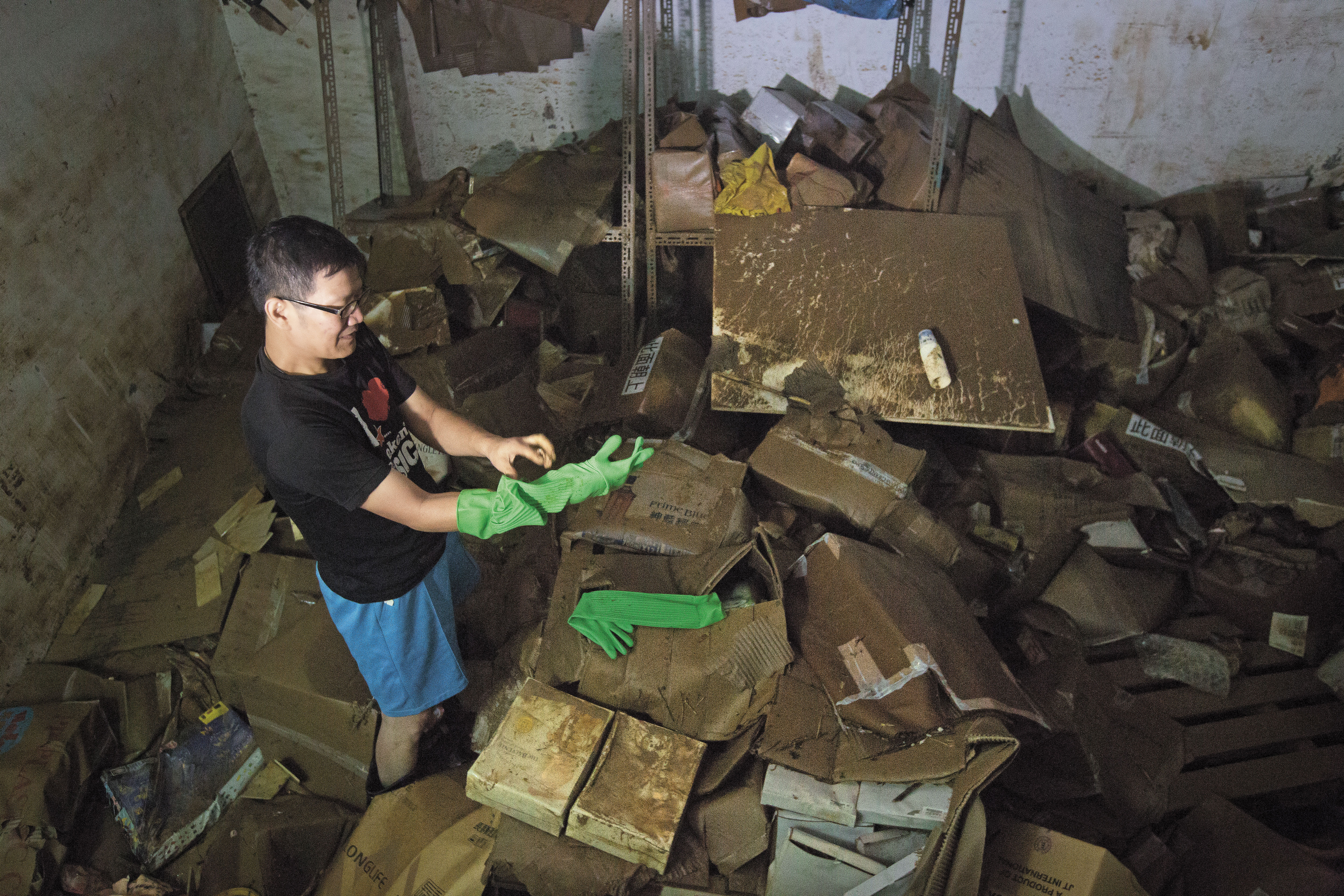 八里遭逢21年來最強梅雨，陳先生經營菸酒專賣的貨品遭嚴重水淹幾乎全毀。