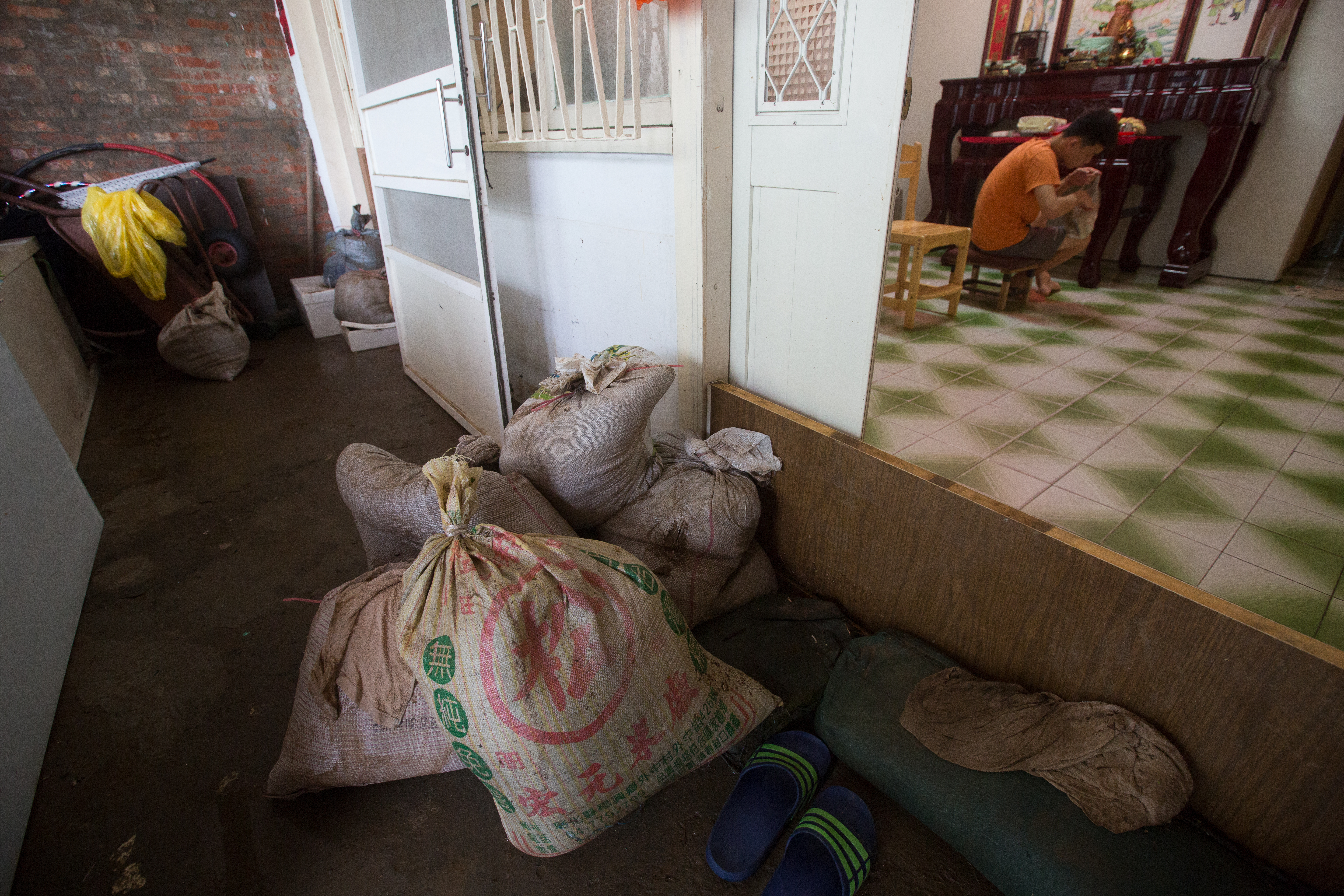 沒有任何政府單位曾經事先向居民警告這場大雨的可怕,家家戶戶連沙包都沒準備,居民只好拿冰箱、櫃子意圖阻擋。