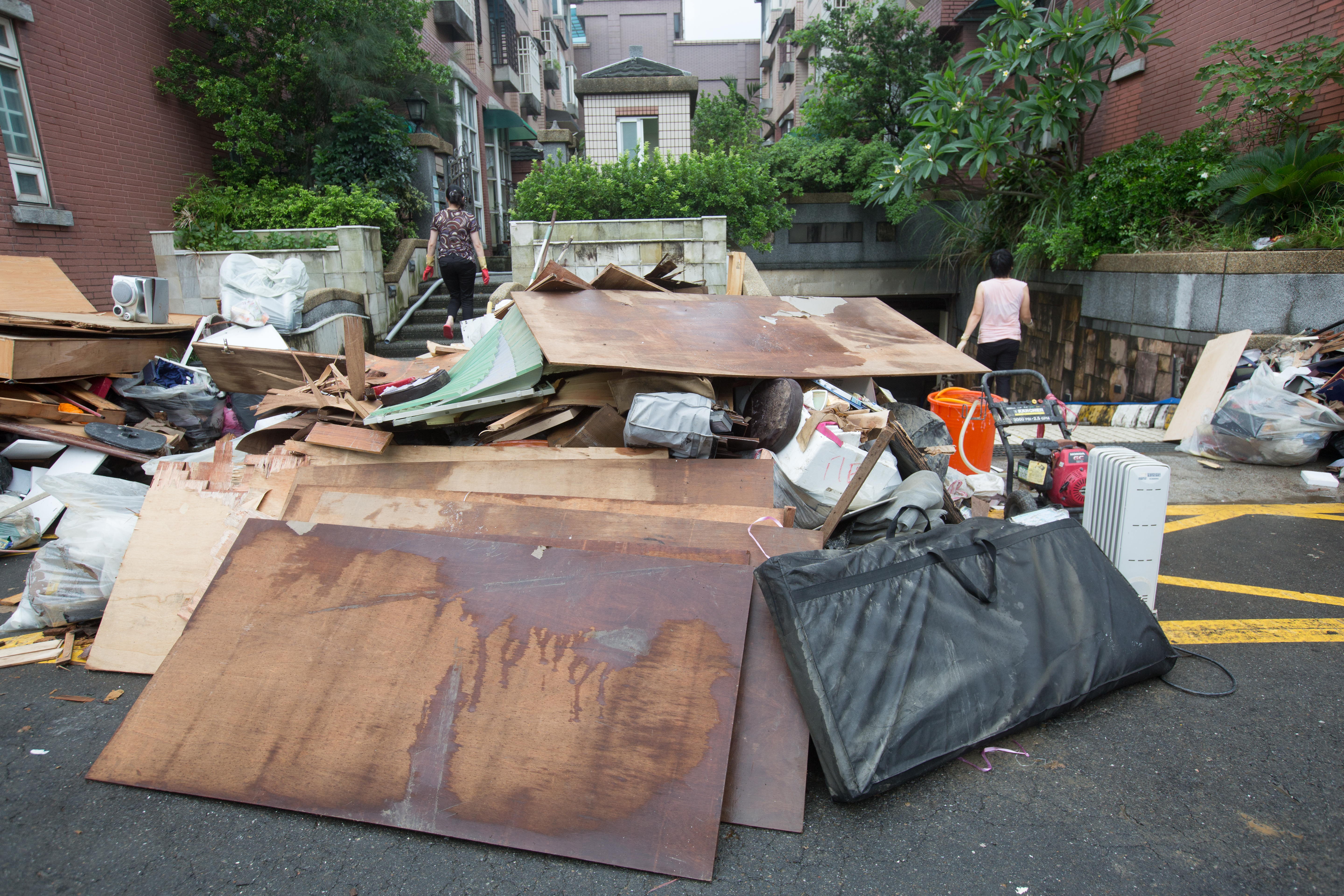 豪雨肆虐八里,舊城里里長說,這是幾十年來最嚴重的一次雨災。