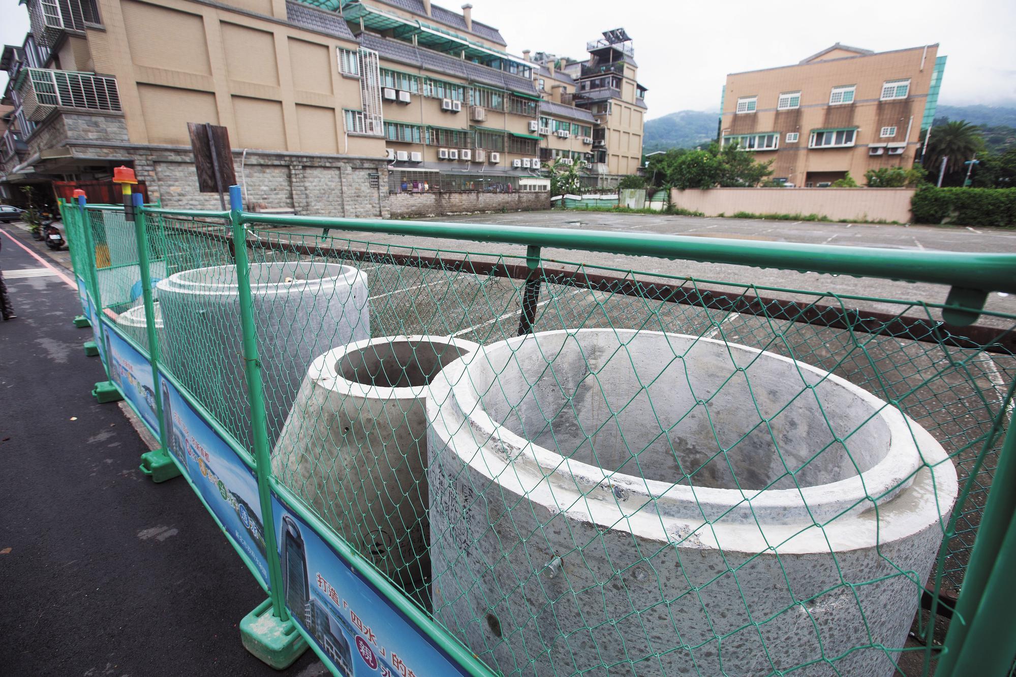 一場梅雨讓八里出現數十年來從未見過的大水，居民認為是因舊的地下水道遭封，新的又未完成，排水功能失靈造成悲劇。