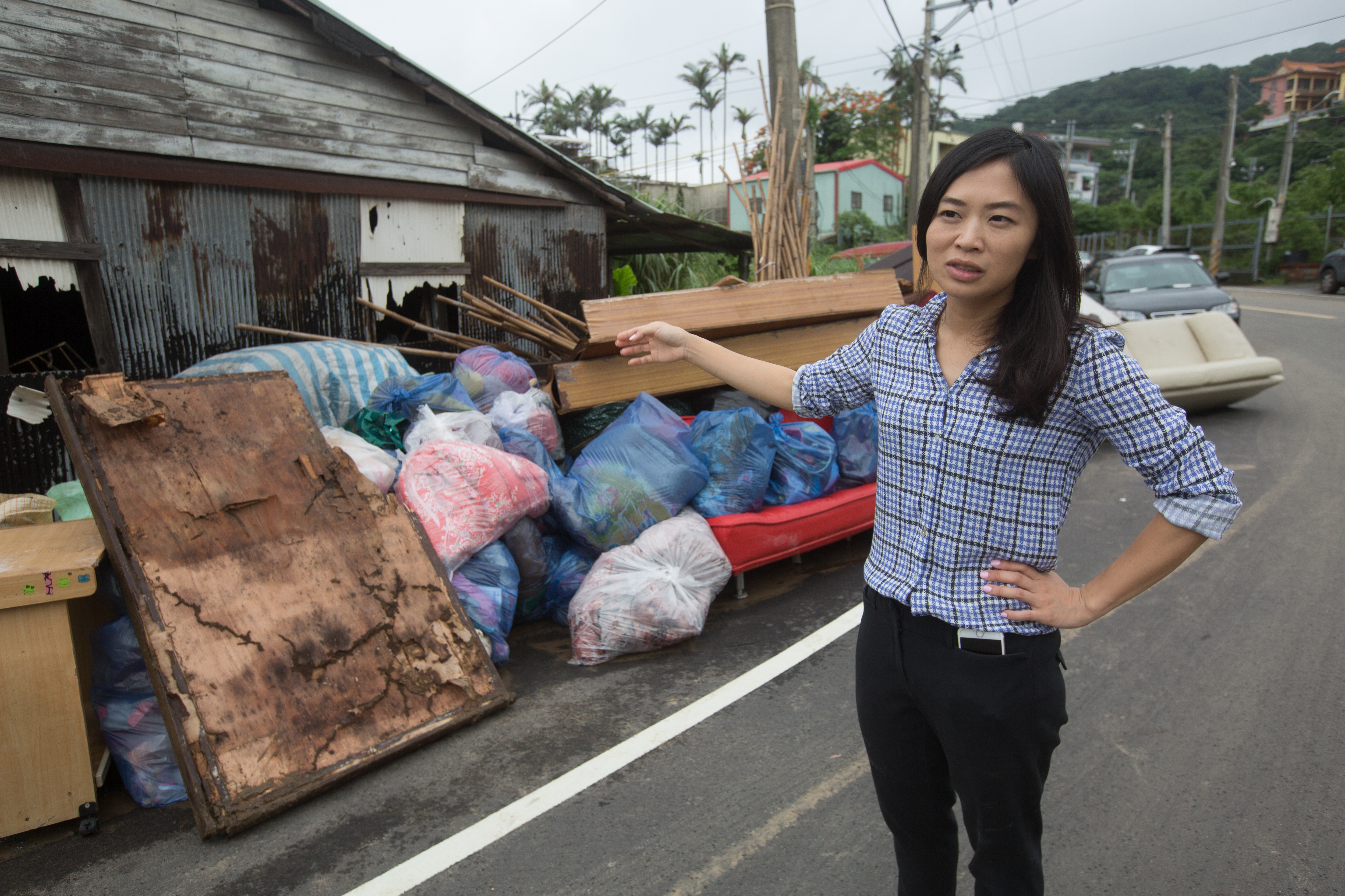 新北市議員鄭宇恩管線將水溝和地下水道塞滿，大水一來，溝渠容量不足，自然只能往路上淹。