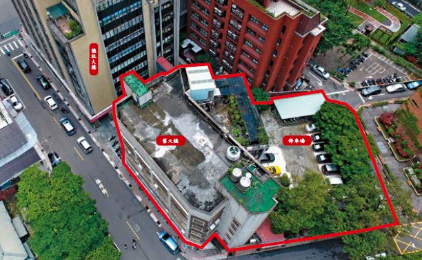 國語日報驚傳董事長鬧雙包，內部議論可能和舊大樓及後方停車場﹙紅框處﹚都更案有關，龐大利益讓董事會爭吵不休，甚至不惜對簿公堂。