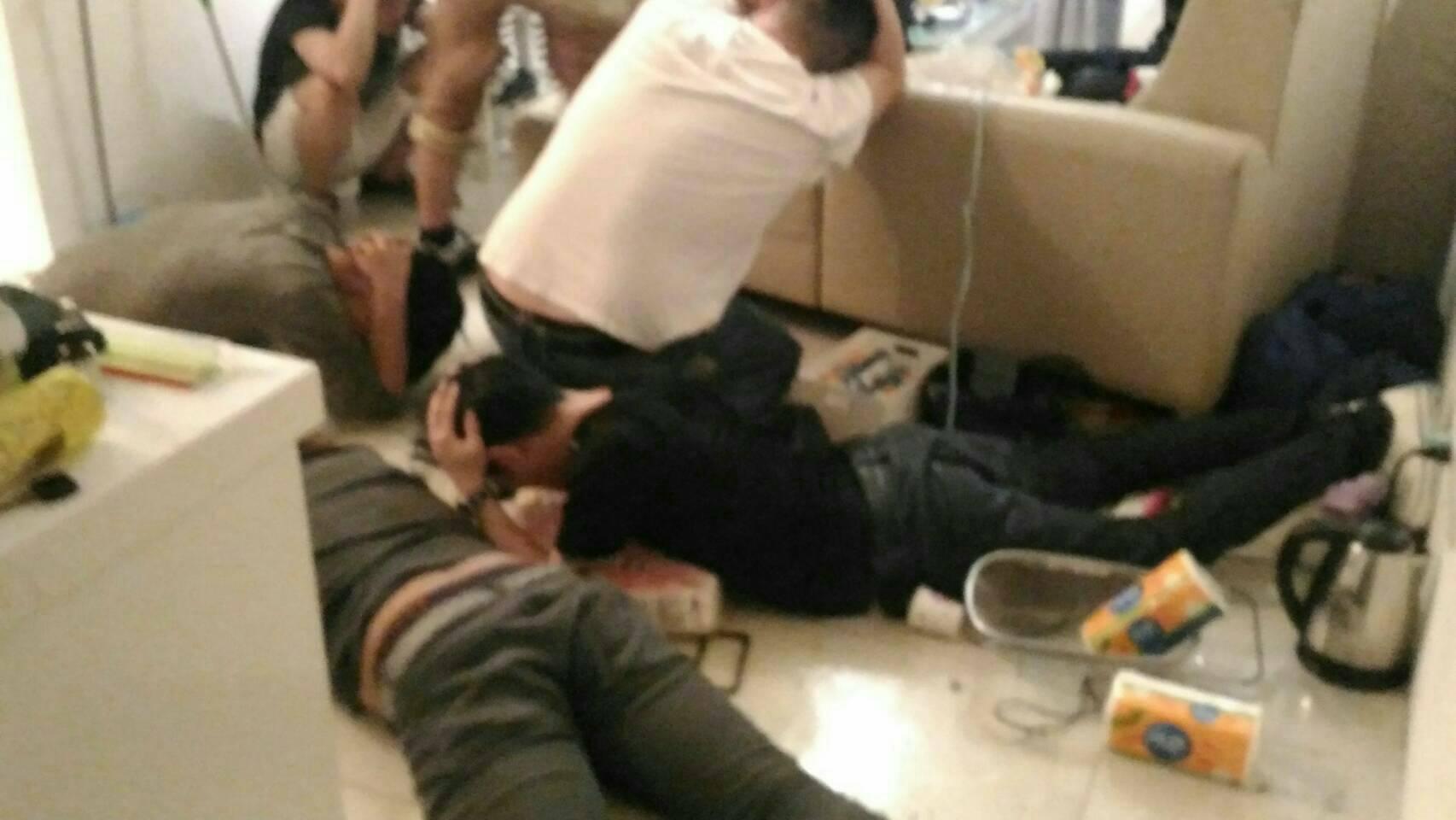 警方表示，屋內的男女全都因為吸毒「看起來很鏘」，遭警方破門時完全反應不過來。
