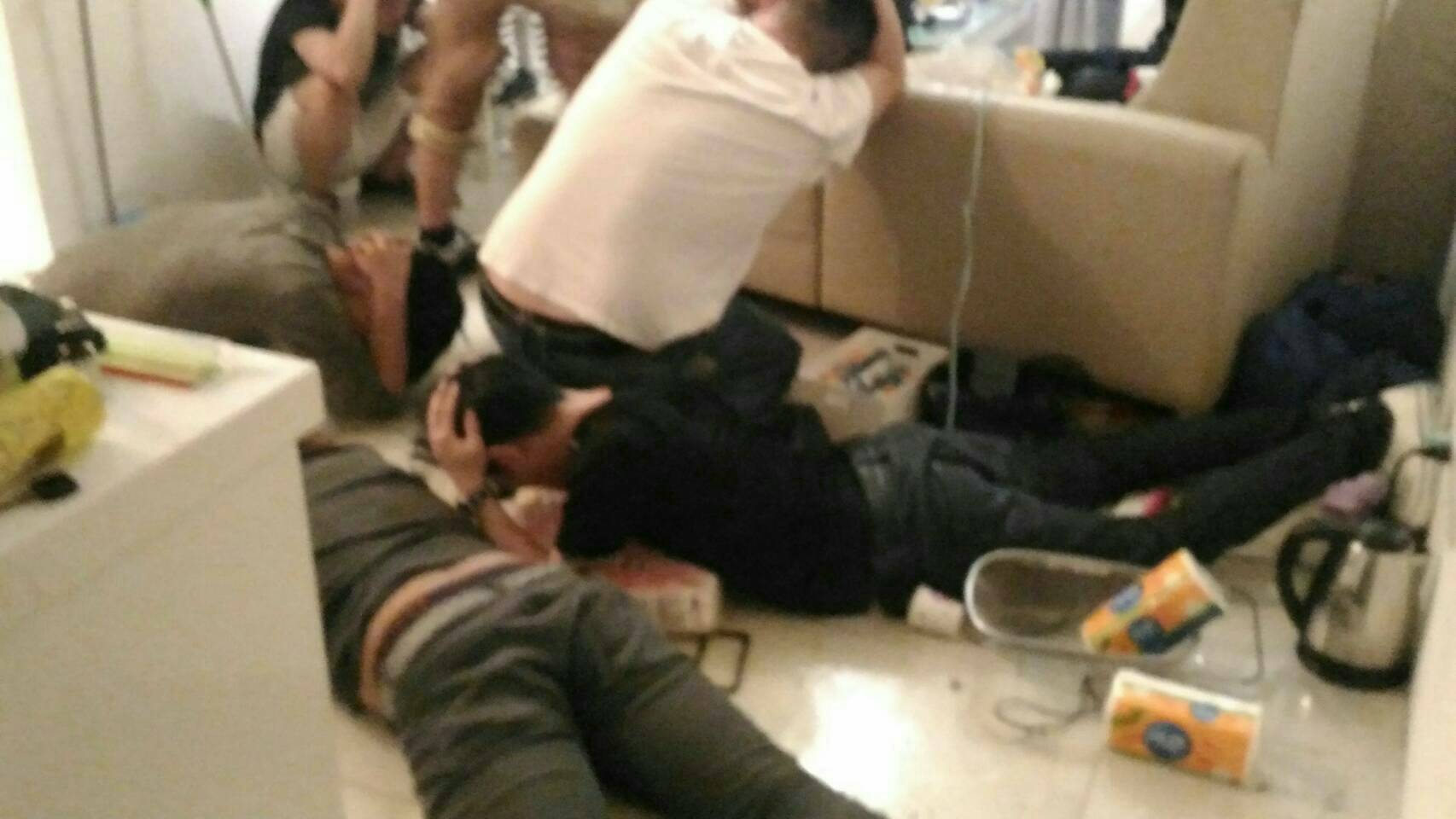 警方表示，屋內的男女全都因為吸毒「看起來很鏘」，遭警方破門時完全反應不過來。