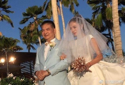 安以軒在聽到丈夫宣讀婚禮誓詞時，忍不住眼眶泛淚。