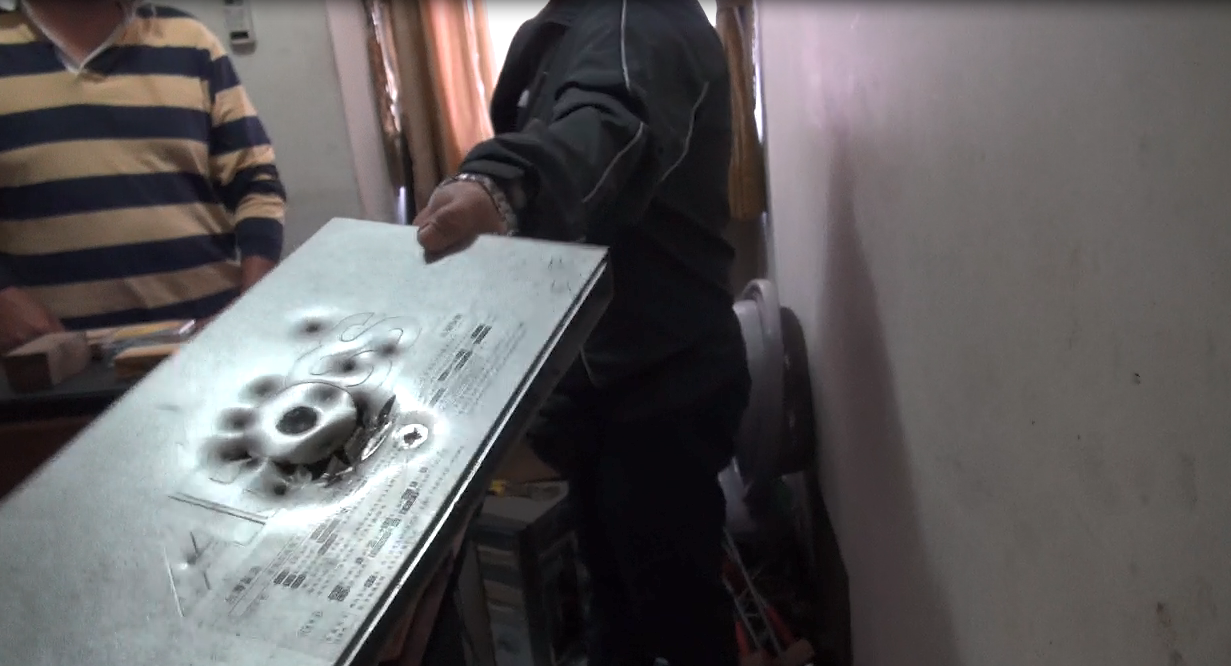 這個被射凹的DVD播放器，被胡嫌拍攝PO網當成「殺傷力證明」。