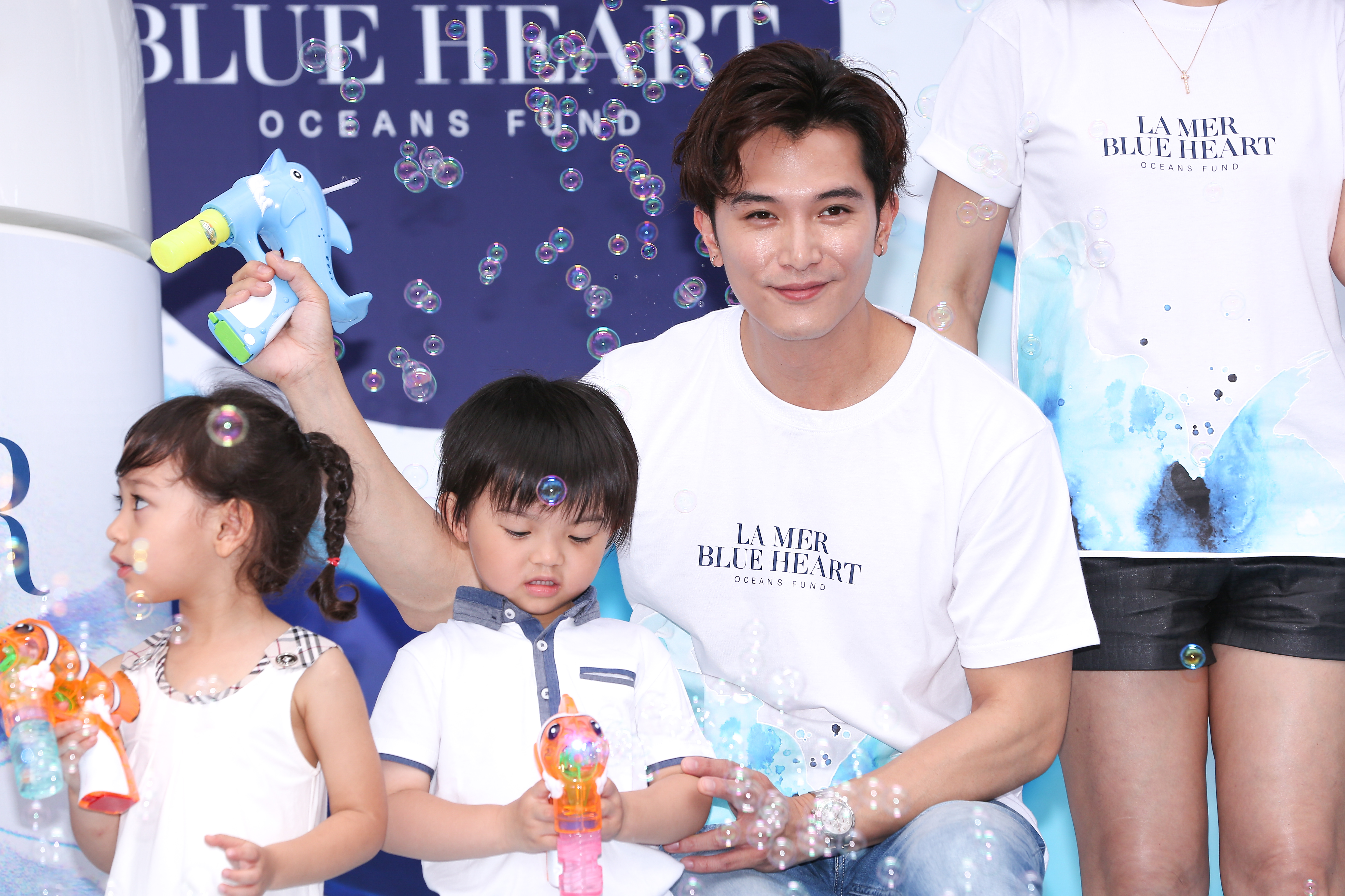 邱澤出席保養品活動，拒談和陳美鳳緋聞。