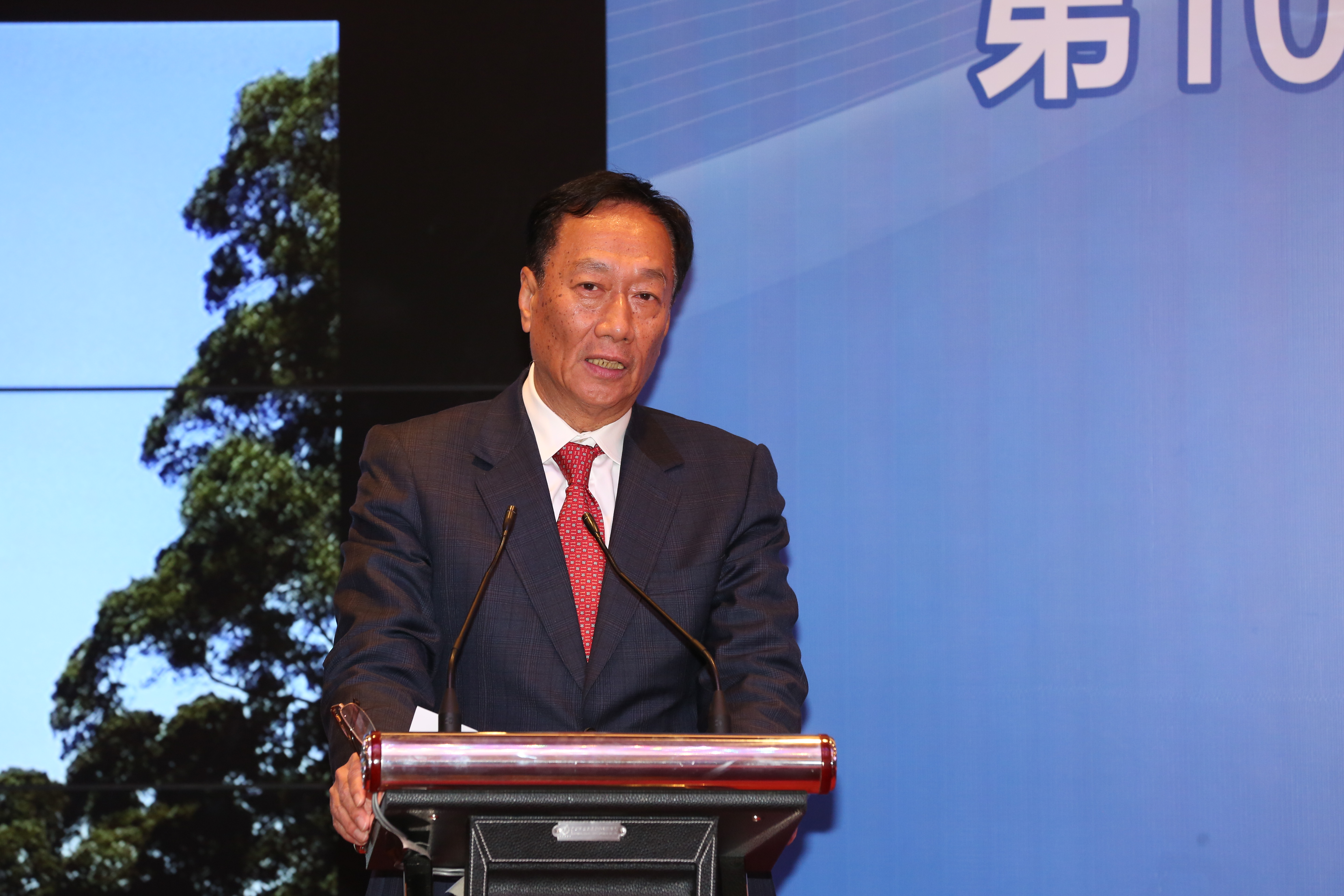 永齡基金會旗下鴻海教育基金會公布今年獎助學金辦法，將發出3000萬元獎學金，共有300位優秀大學生將可受惠。