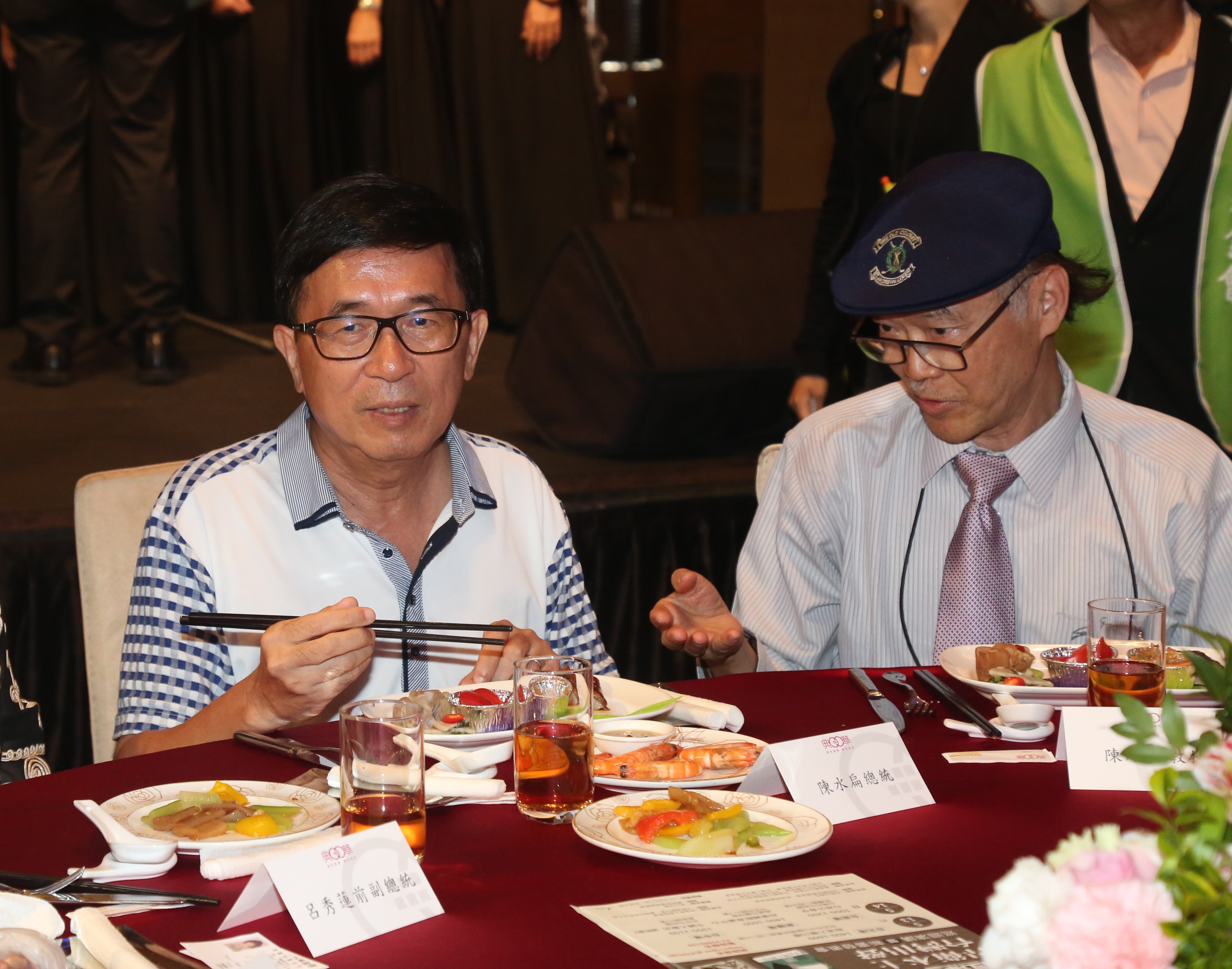 陳水扁前總統5月19日在醫師陳順勝（右）陪同下出席餐會，陳順勝指出，扁現在狀況7月7日無法出庭。