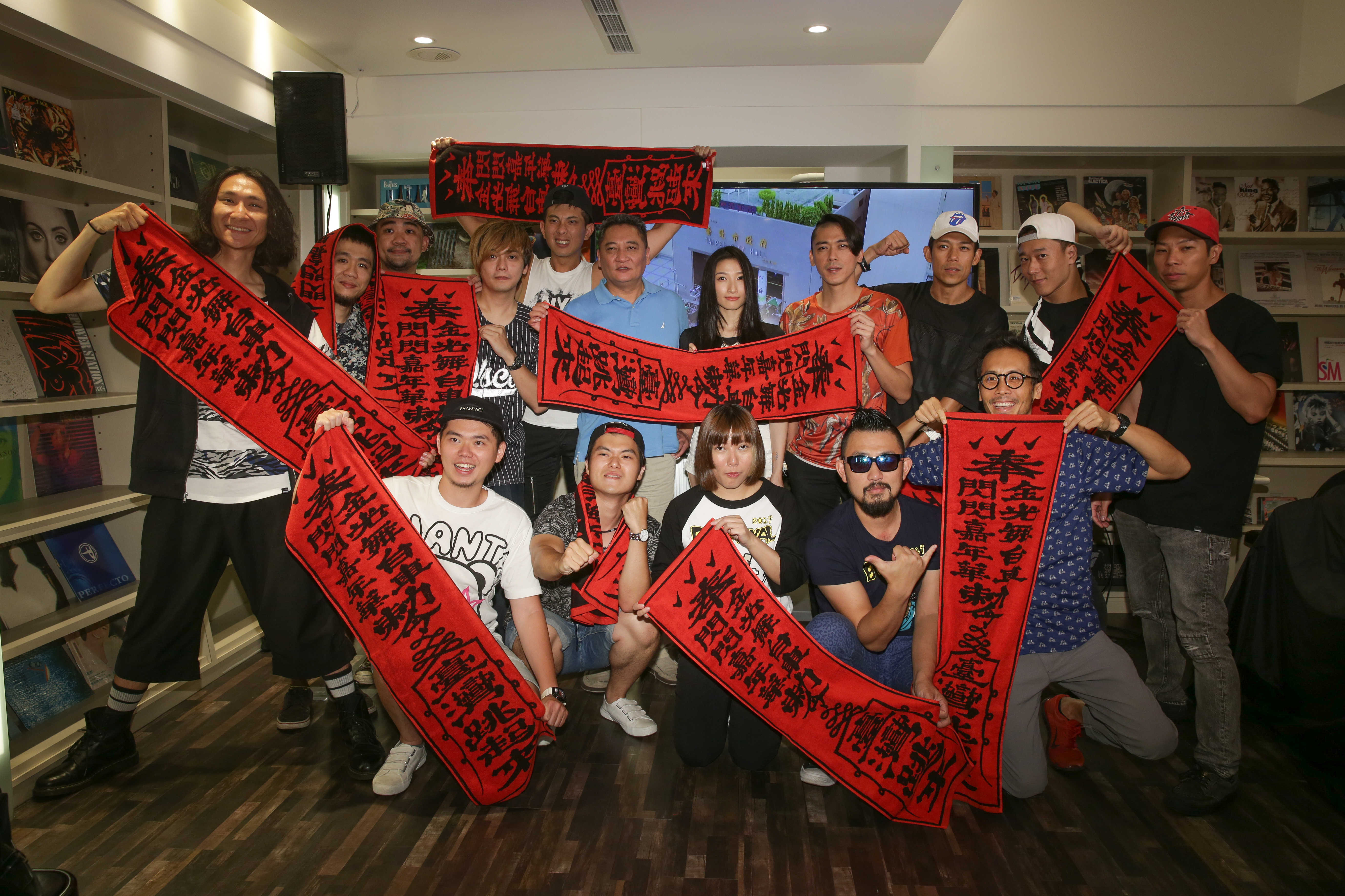 張四十三（後中）今率領樂團DJ群為「金光舞台車閃閃嘉年華」舉辦宣傳記者茶會，手裡拿的是特製的毛巾週邊商品。