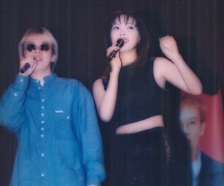 張惠妹和張雨生合照，兩人師徒情誼深厚。