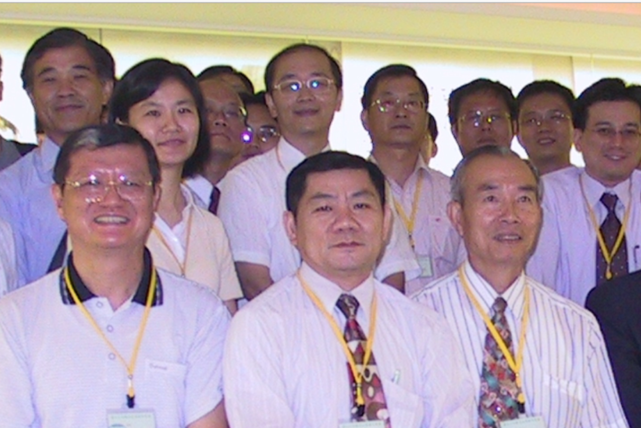 高院前庭長陳貽男（前排中）為妻打官司，最高法院承審法官之一鄭傑夫（站在陳貽男後方）與陳曾是同事。