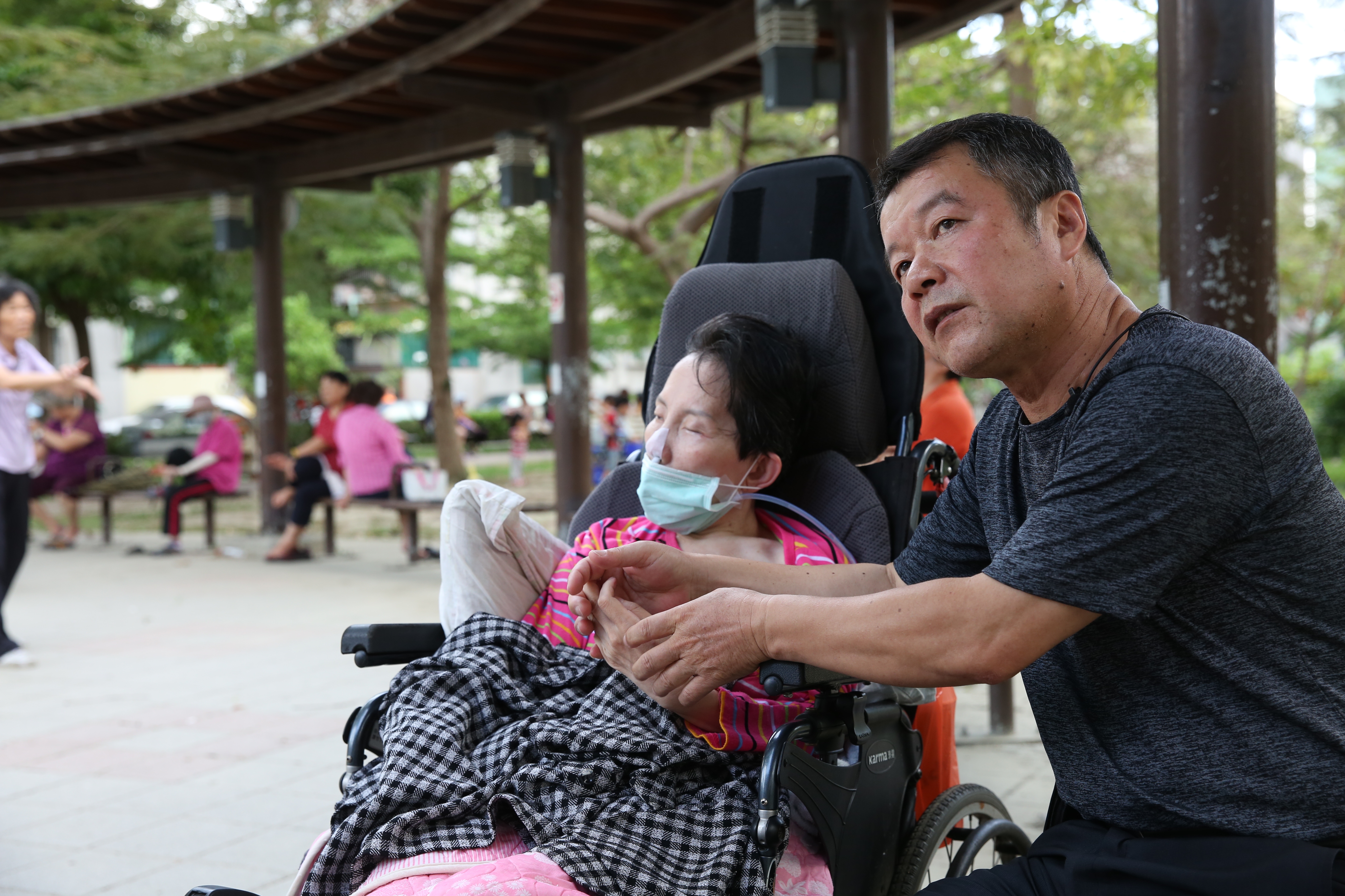 米格霜淇淋老闆兄弟的母親同樣罹患小腦萎縮症，父親高博勇多年來不離不棄。