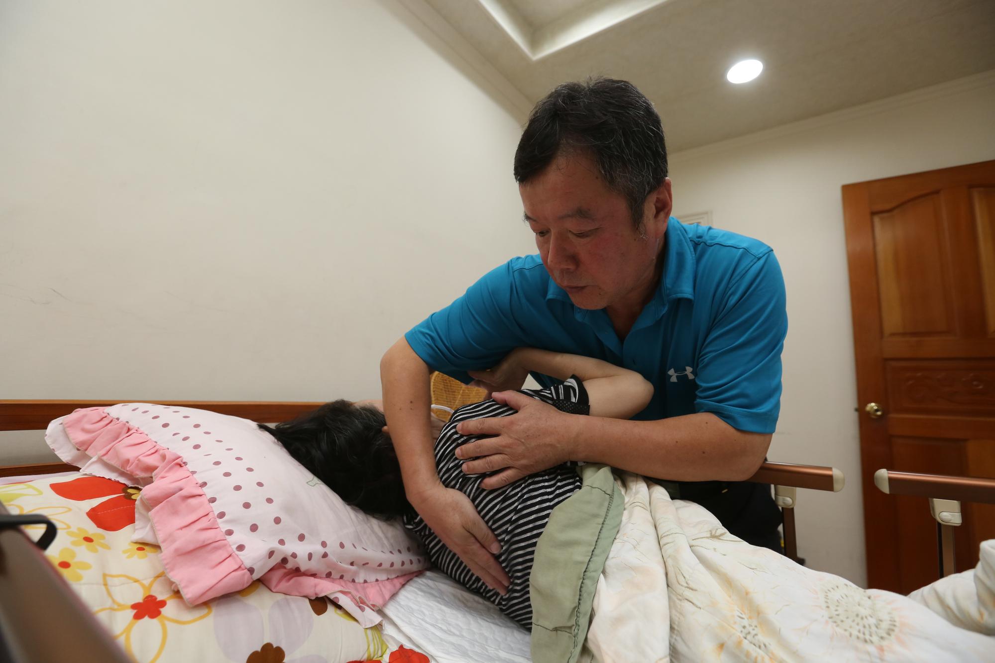 儘管因為妻子生病,高博勇必須扛起照護和家計責任,但他從不後悔,只心疼太太受苦。