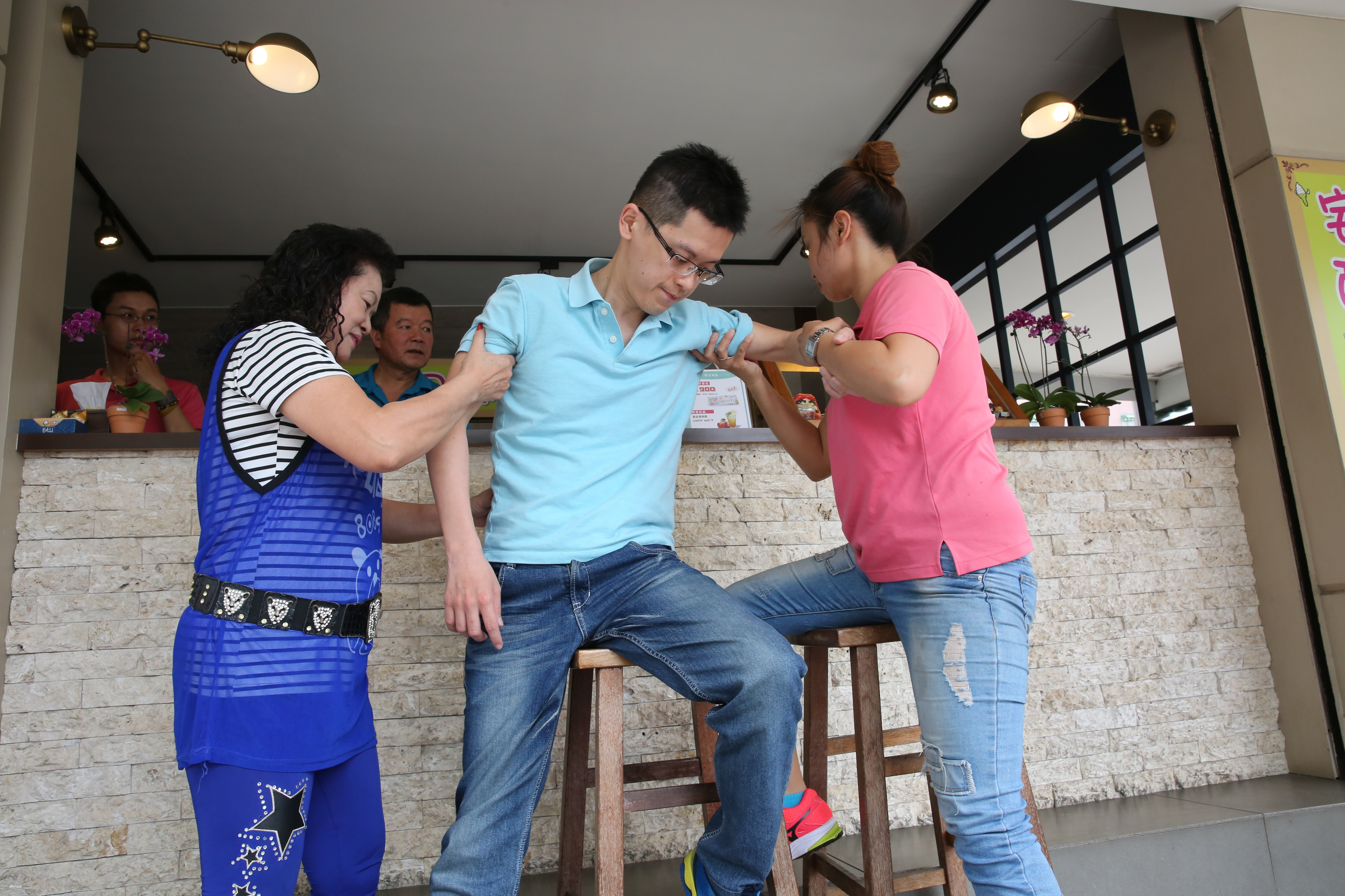 女兒嫁給生病的女婿，林媽媽（左一）從一開始擔憂反對，到如今反覺得多了更多家人。