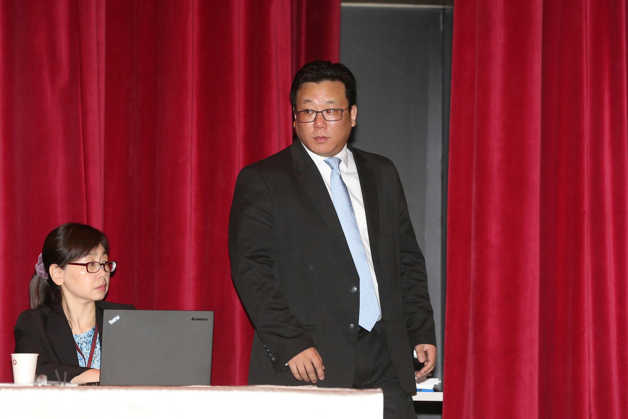 去年8月接任永豐餘董事長的何奕達，首度主持股東會，卻因去年公司營運欠佳，發不出股利而遭小股東抗議。