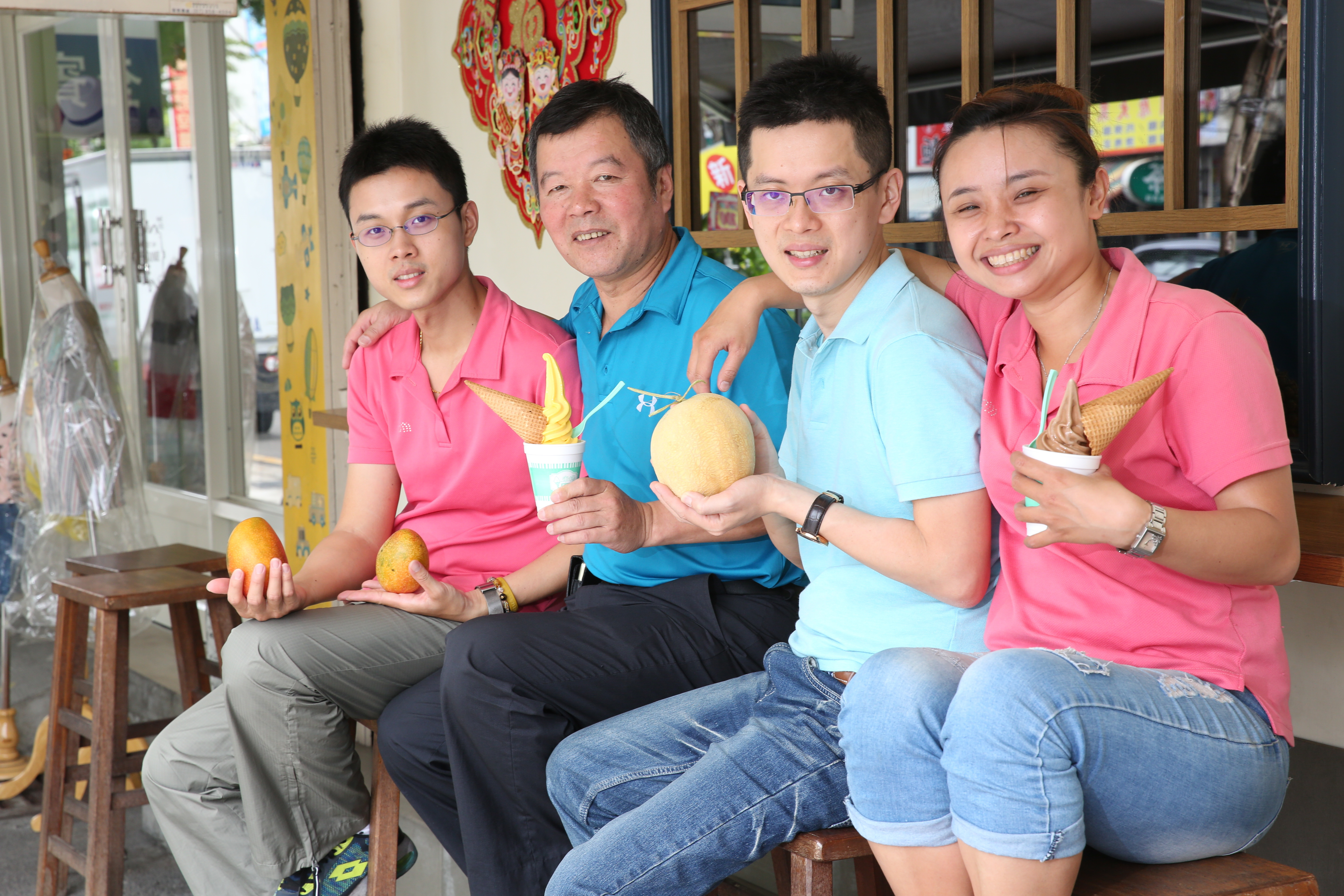 高名岳(右二)和高名志(左一)的父親高博勇（左二）向來樂觀看待妻子家族遺傳疾病一事，高家人之間關係相當緊密而和樂。