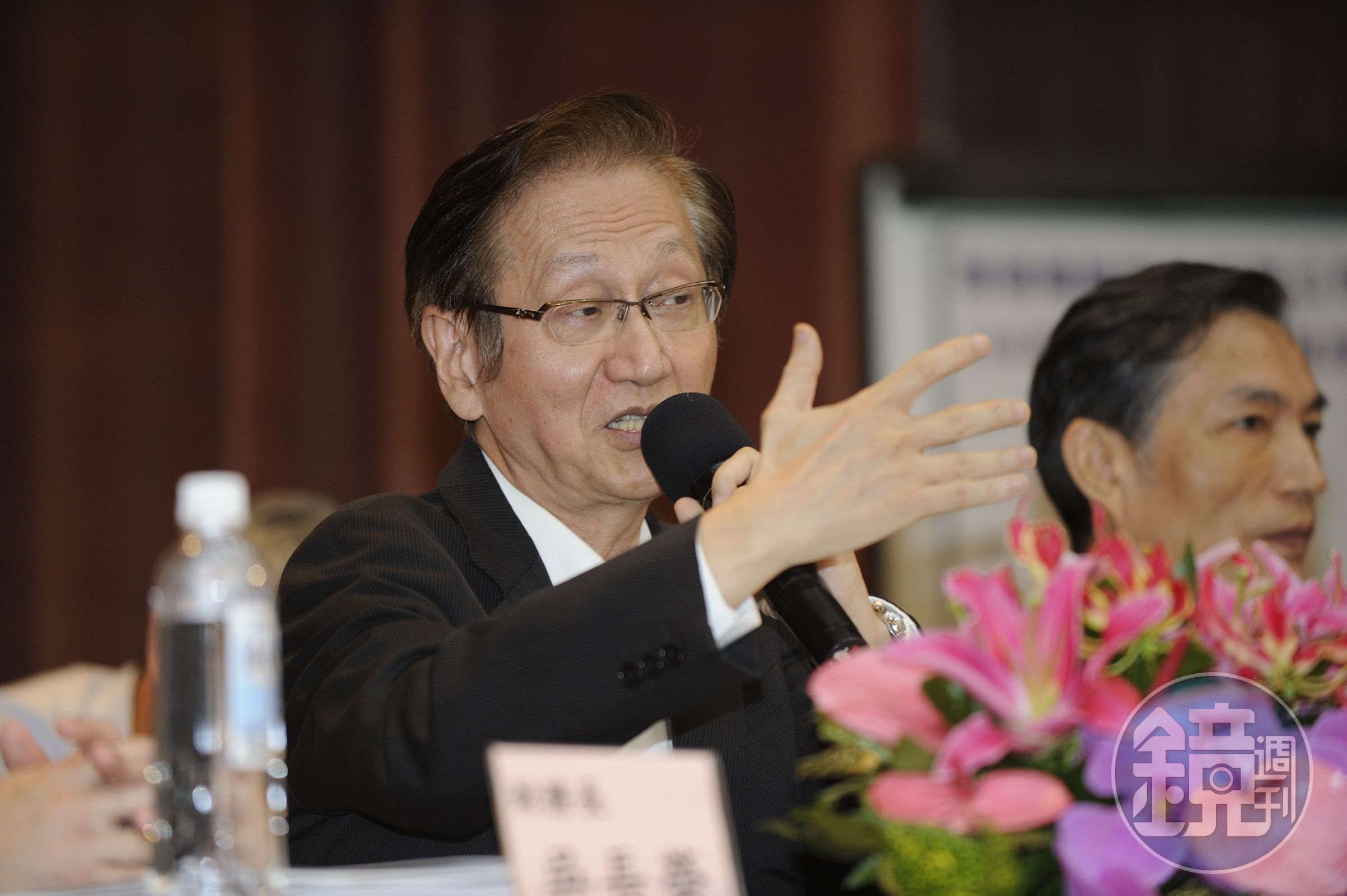 華碩第一季營運遇亂流，尤其是手機在東南亞遭到中國品牌華為、OPPO 的衝擊，讓施崇棠深感壓力。