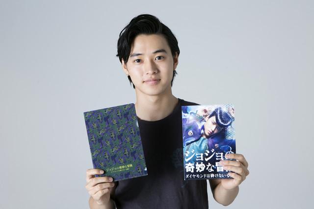 演員山崎賢人拿著電影特典，右邊媲美沙龍照的文件夾，真愛必（才敢）用。