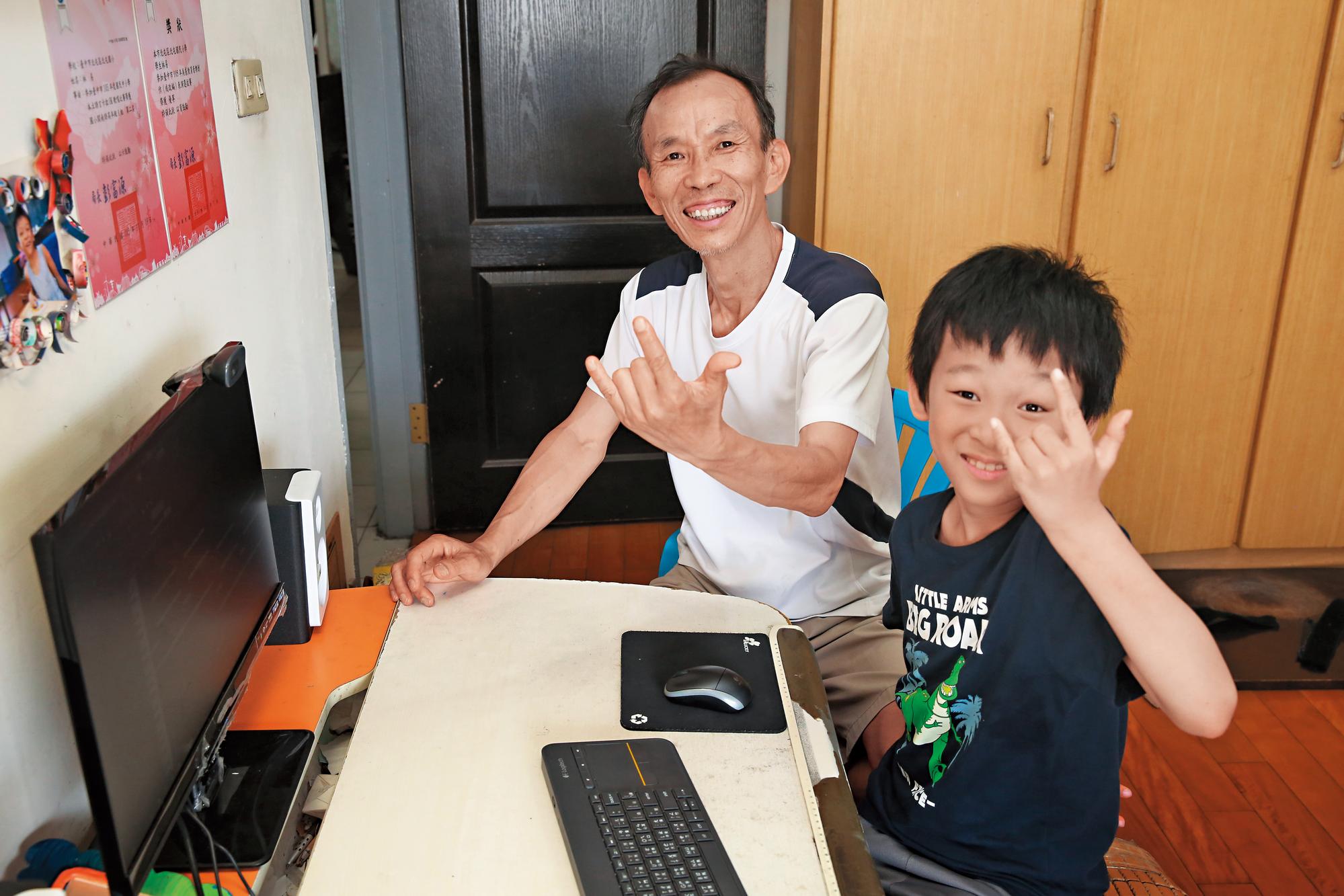 10歲的林易（右）從小對音樂、英文、數學等充滿興趣也有天分，小學2年級就下載音樂製作軟體，8歲開始寫歌，爸爸林士慶（左）是他最大的粉絲。