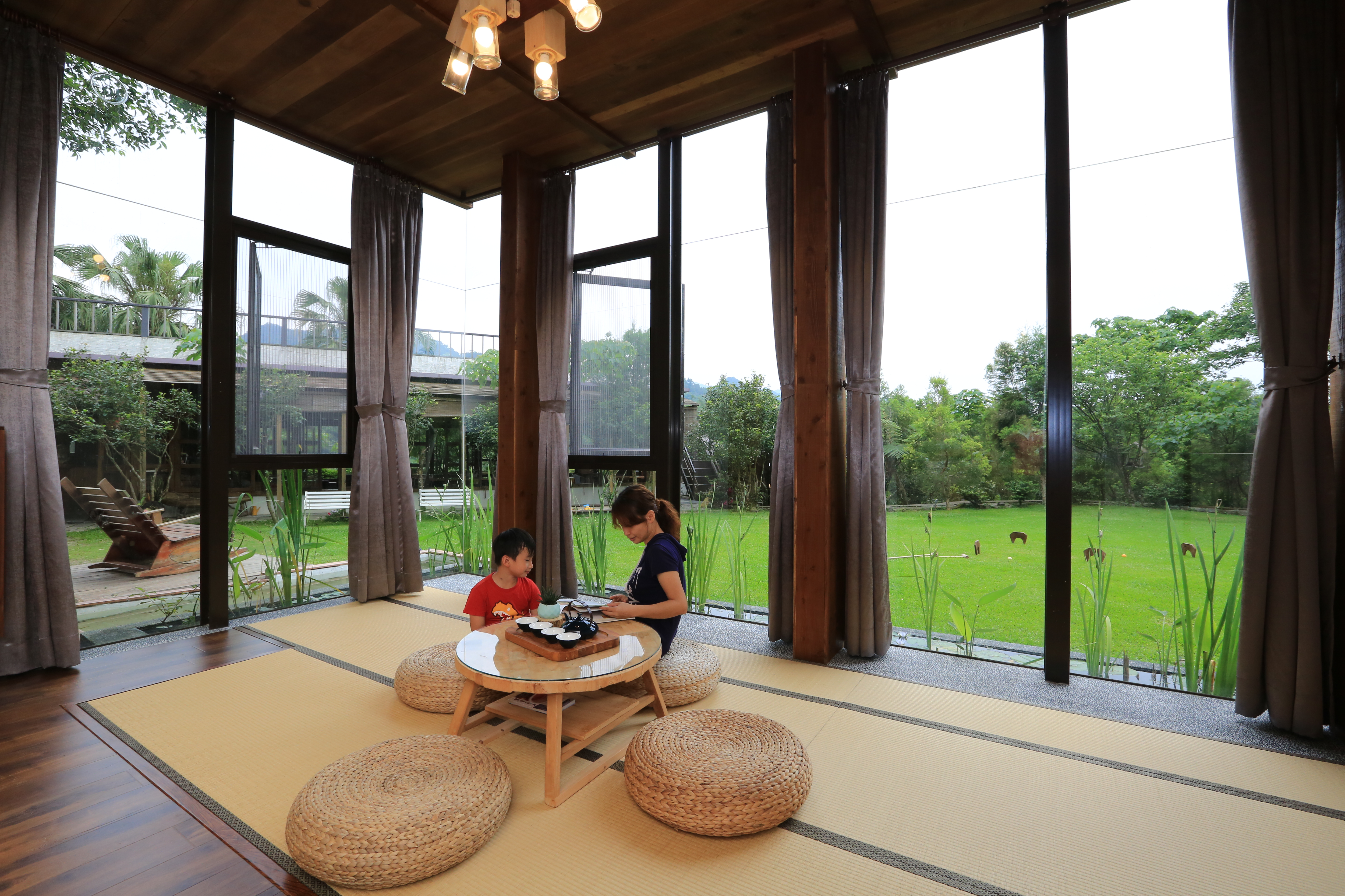 「幸福山行」客房有整片落地綠景，彷彿置身大自然，不時還有藍鵲探頭。