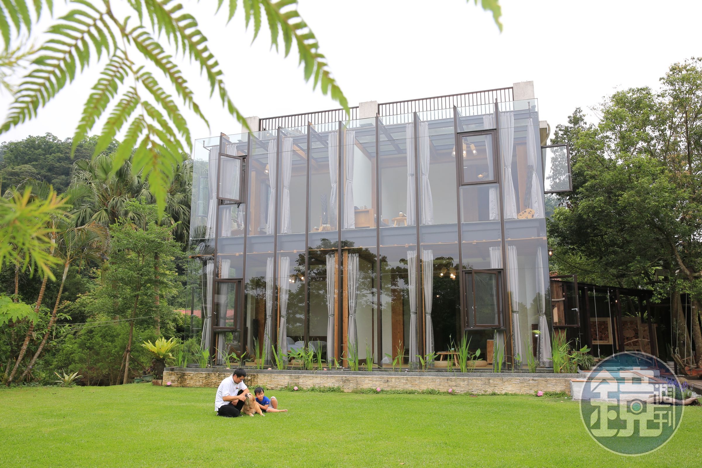 民宿採玻璃透光建築，框住自然風景。