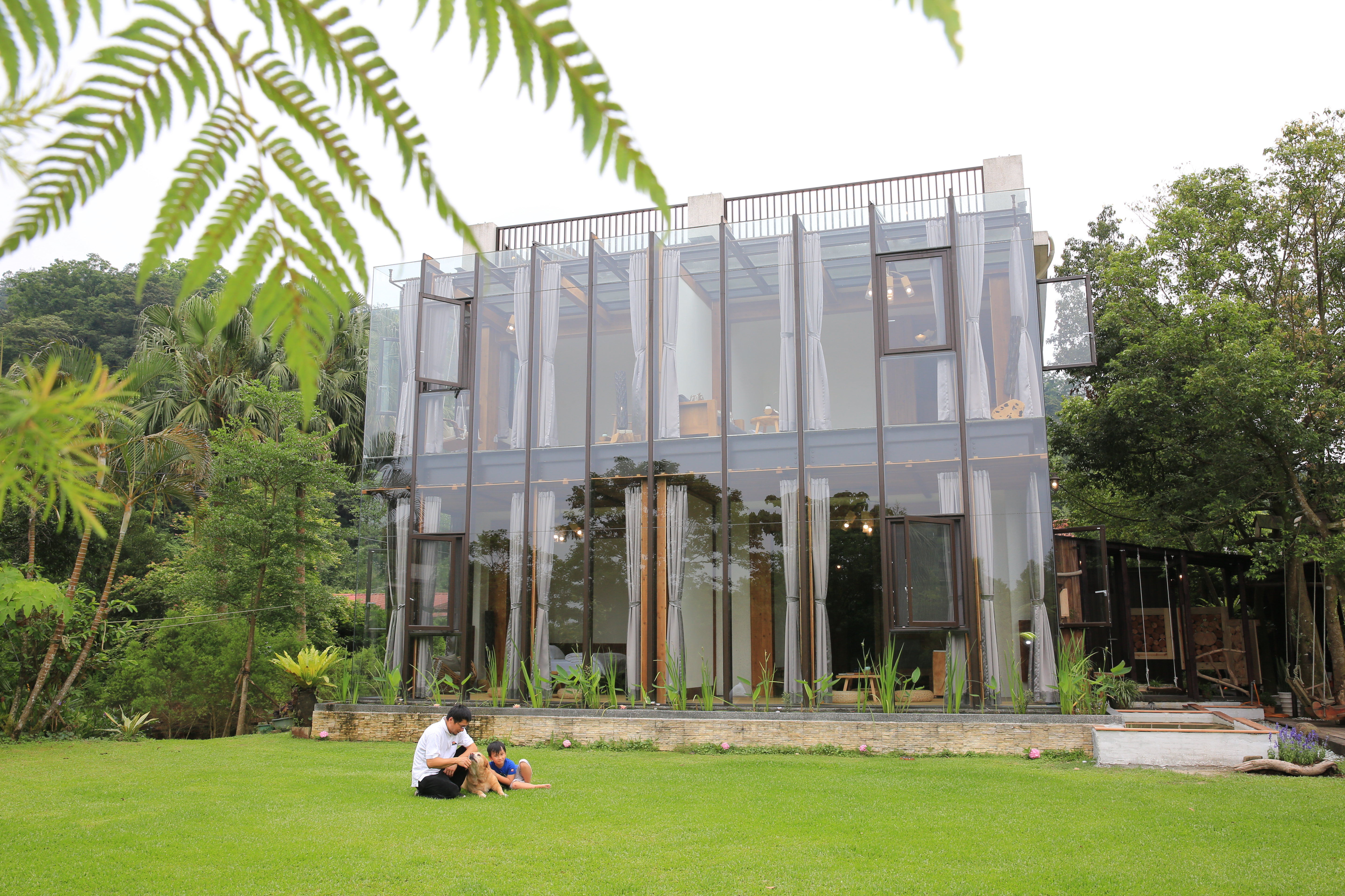 民宿採玻璃透光建築，框住自然風景。