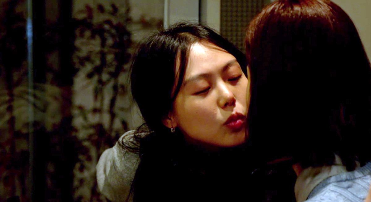 金敏喜在《獨自在夜晚的海邊》中，索吻姐妹淘。（可樂電影提供）