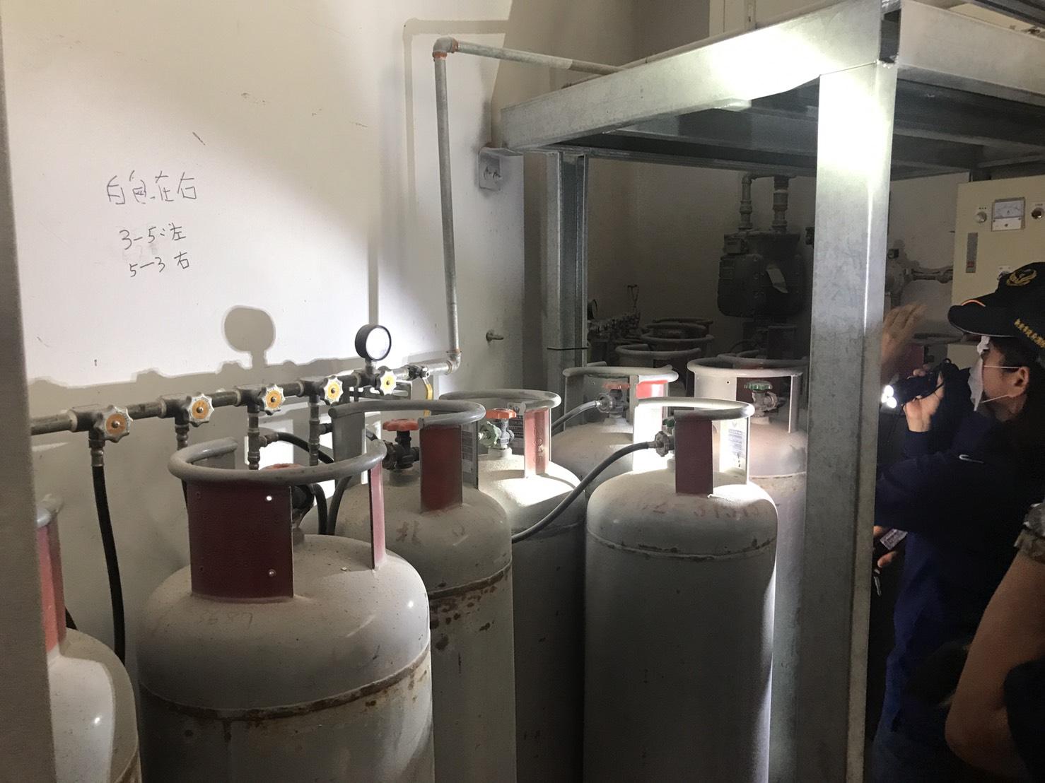 瓦斯瓶未依規定擺放,勞檢處認定違規。
