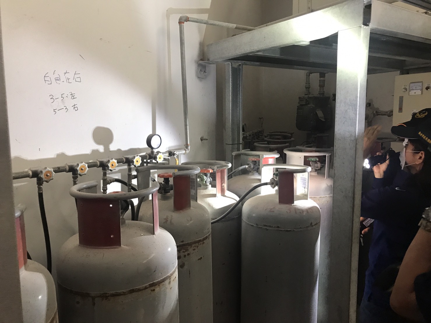 瓦斯瓶未依規定擺放，勞檢處認定違規。