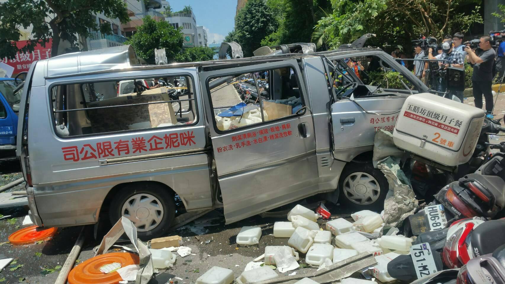 連車子都因氣爆而被炸飛。