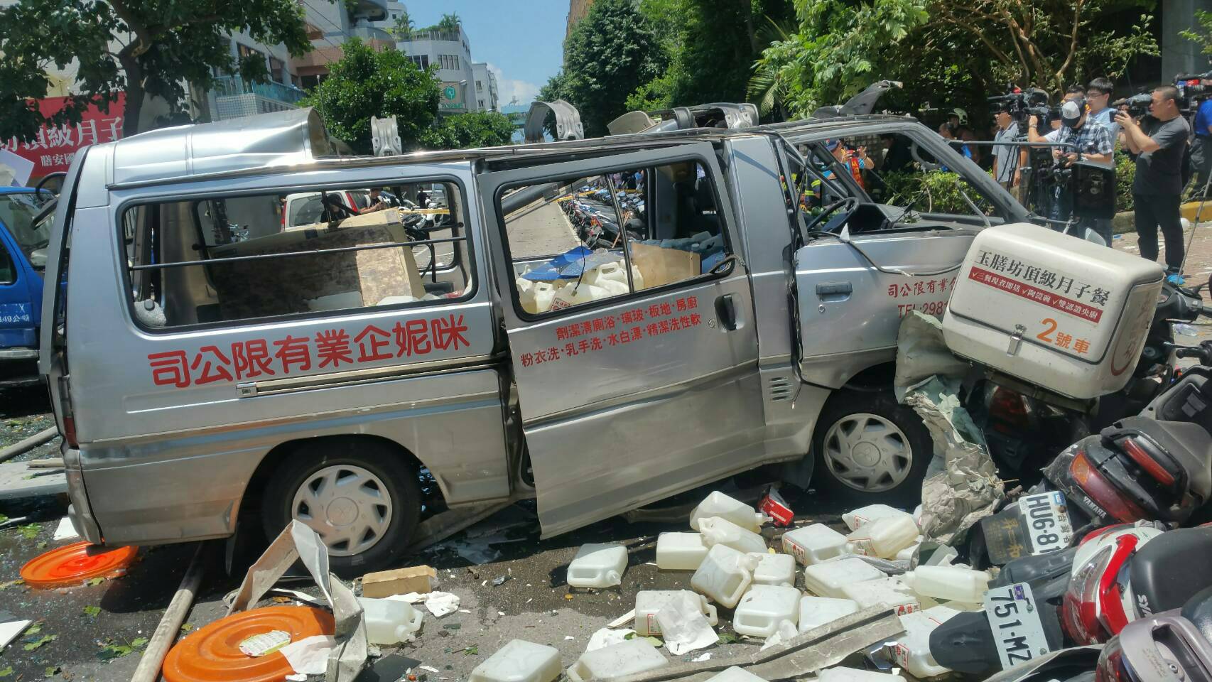 連車子都因氣爆而被炸飛。